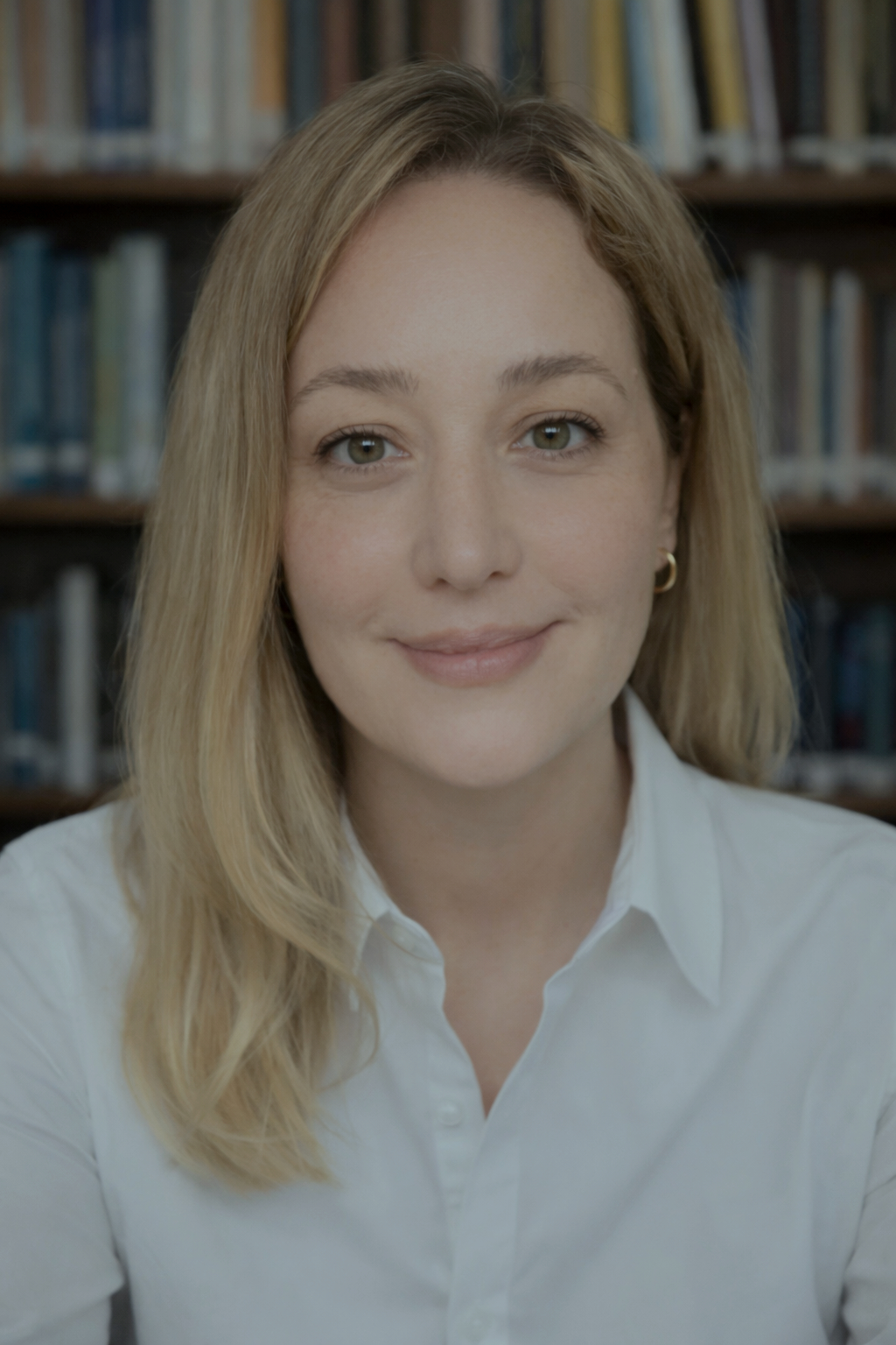 Burcu Bingöl, İzmir merkezli, travma bilgili duygusal regülasyon ve psikolojik dayanıklılık üzerine birebir çalışmalar yürütür.