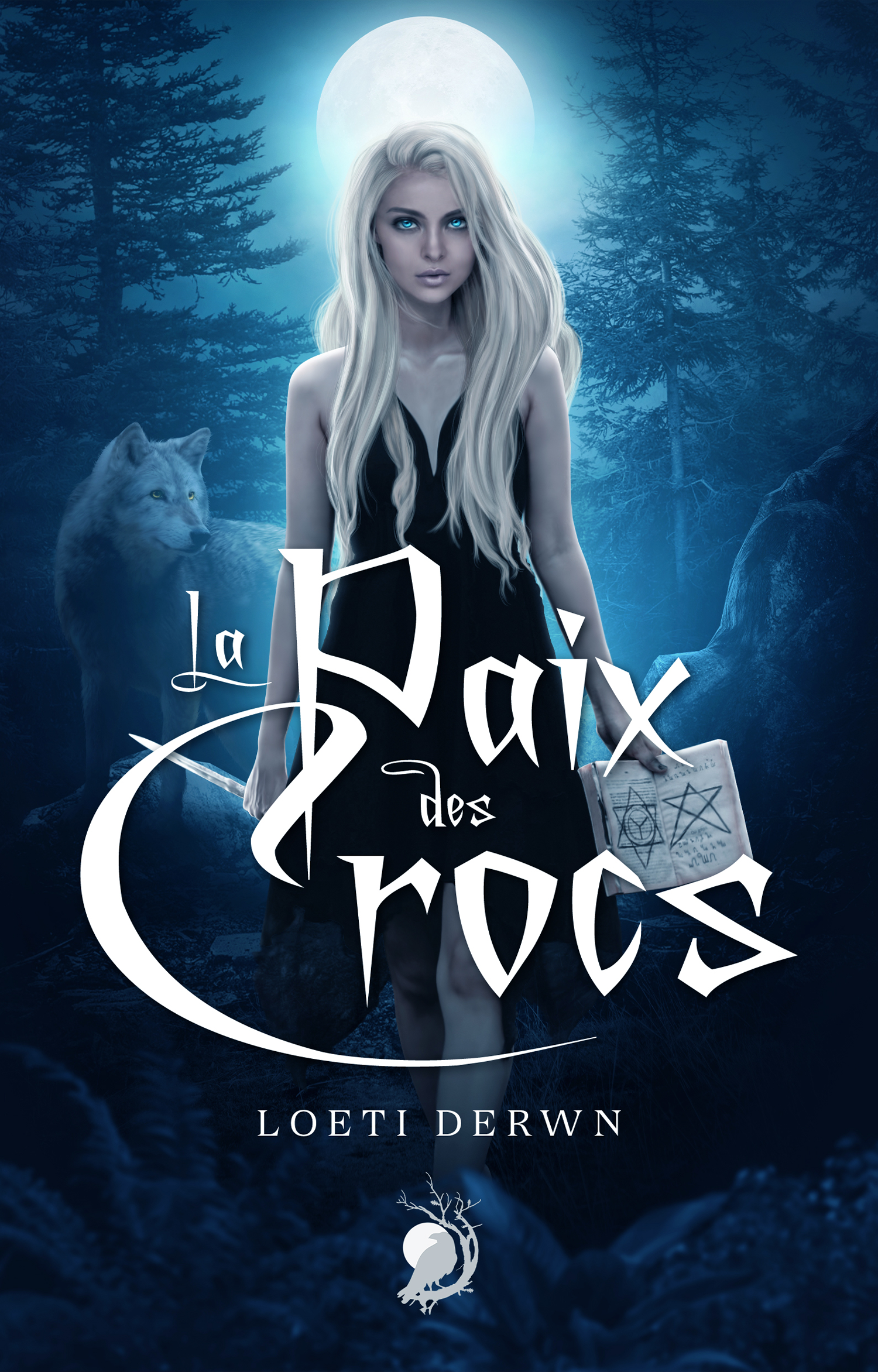 Une jeune femme aux cheveux blonds et à la peau claire se tient dans une forêt la nuit sous une pleine lune. Elle regarde fixement devant elle avec des yeux bleus perçants. À ses côtés, un loup blanc la regarde. Elle tient un livre ouvert avec des sy
