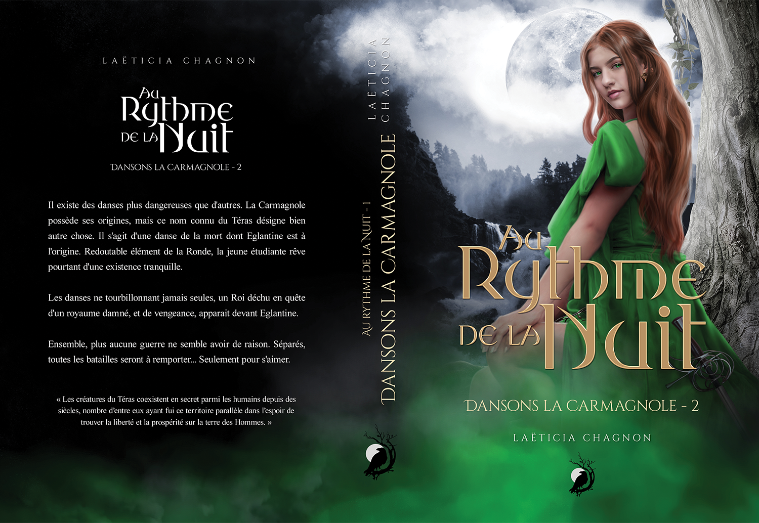 Couverture de livre illustrée d'une jeune femme aux cheveux roux en robe verte, avec un fond de forêt, un lac et la lune en pleine nuit. Titre du livre : "Au Rythme de la Nuit" avec sous-titre "Dansons la Carmagnole - 2", auteure Laëticia Chagnon.