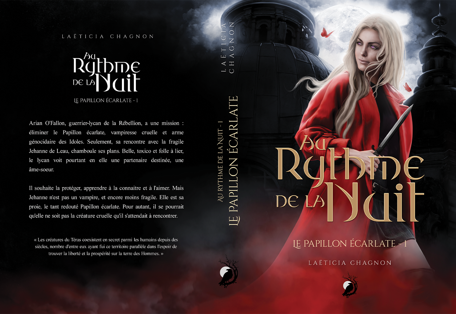 Couverture d'un livre intitulé "Au Rythme de la Nuit, le Papillon Écarlate - 1" avec une jeune femme blonde en robe rouge, tenant un couteau, devant un ciel nocturne avec la lune et des papillons rouges.