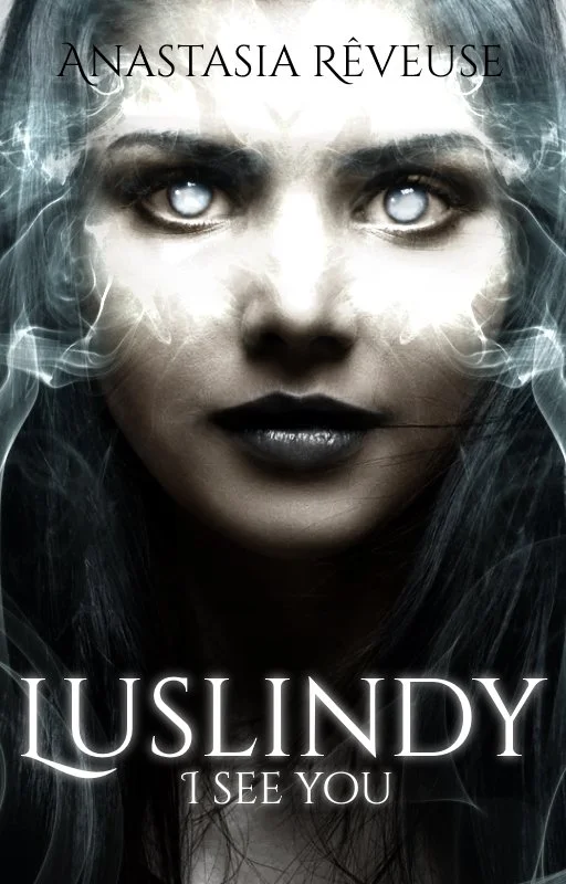 Couverture de livre mystérieuse avec un visage féminin fantomatique, yeux blancs brillants et cheveux noirs, ambiance sombre et énigmatique, titre en anglais "I SEE YOU" et en français "ANASTASIA RÊVEUSE", auteur Luslindy.