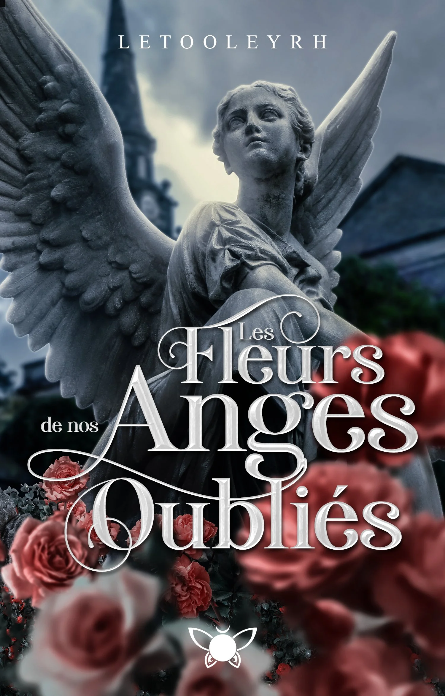 Une sculpture représentant un ange avec des ailes larges, entourée de roses roses et rouges. Il y a du texte en français superposé sur l'image, mentionnant des fleurs, des anges et des publications.