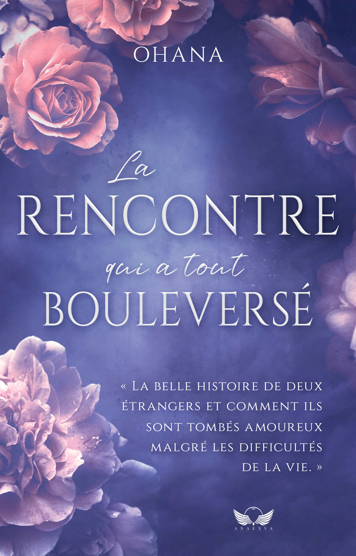 Couverture de livre avec des fleurs violettes et roses, titre: La Rencontre qui a tout bouleversé, sous-titre: La belle histoire de deux étrangers et comment ils sont tombés amoureux malgré les difficultés de la vie, logo d'une aile avec un cercle et les initiales A.N.A.E.X.V.A.