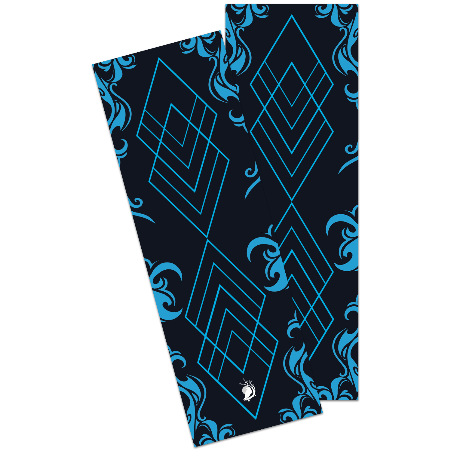Des lingettes en tissu avec un motif géométrique bleu sur fond noir, ornées de motifs floraux stylisés.