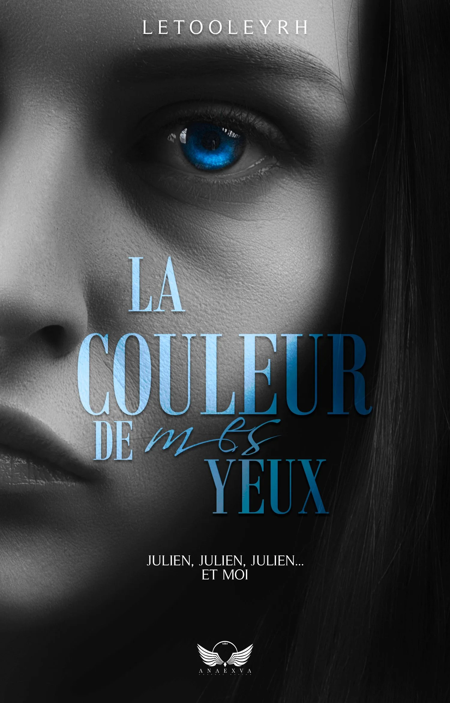 Première de couverture du livre intitulé "La couleur de mes yeux" par Julien. La couverture montre un gros plan d'un visage féminin en noir et blanc, sauf l'œil qui est en couleur bleue éclatante. La couverture comporte également un logo de l'éditeur