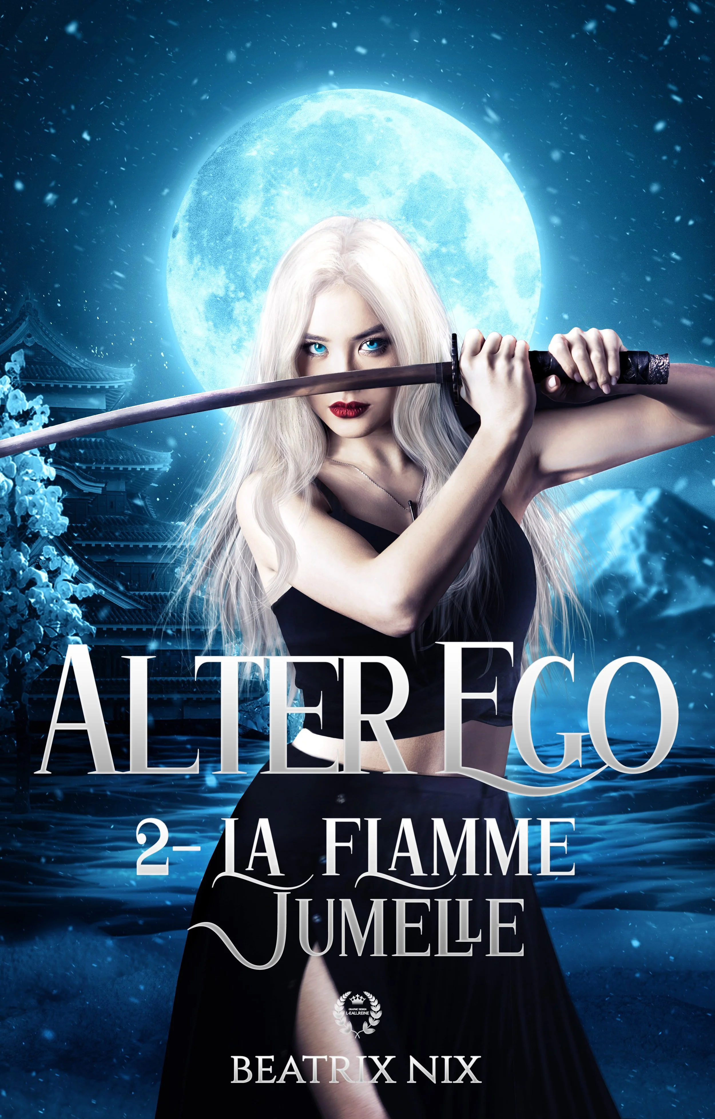 Une femme blonde avec des yeux bleus, tenant un katana en position de combat, avec une pleine lune et des flocons de neige en arrière-plan, pour un livre intitulé 'Alter Ego 2 - La Flamme Jumelle' de Beatrix Nix.