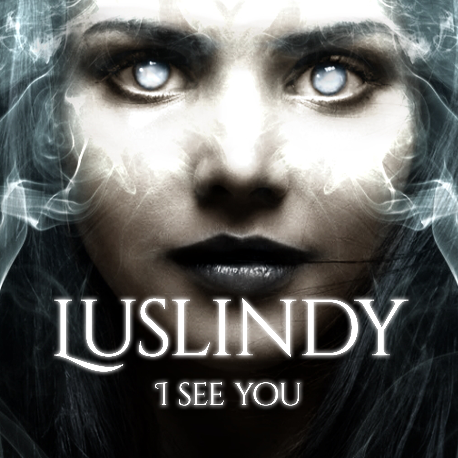 Une image sombre d'une femme avec des yeux lumineux, texte en anglais 'I SEE YOU' et en français 'JE VOUS VOIS'