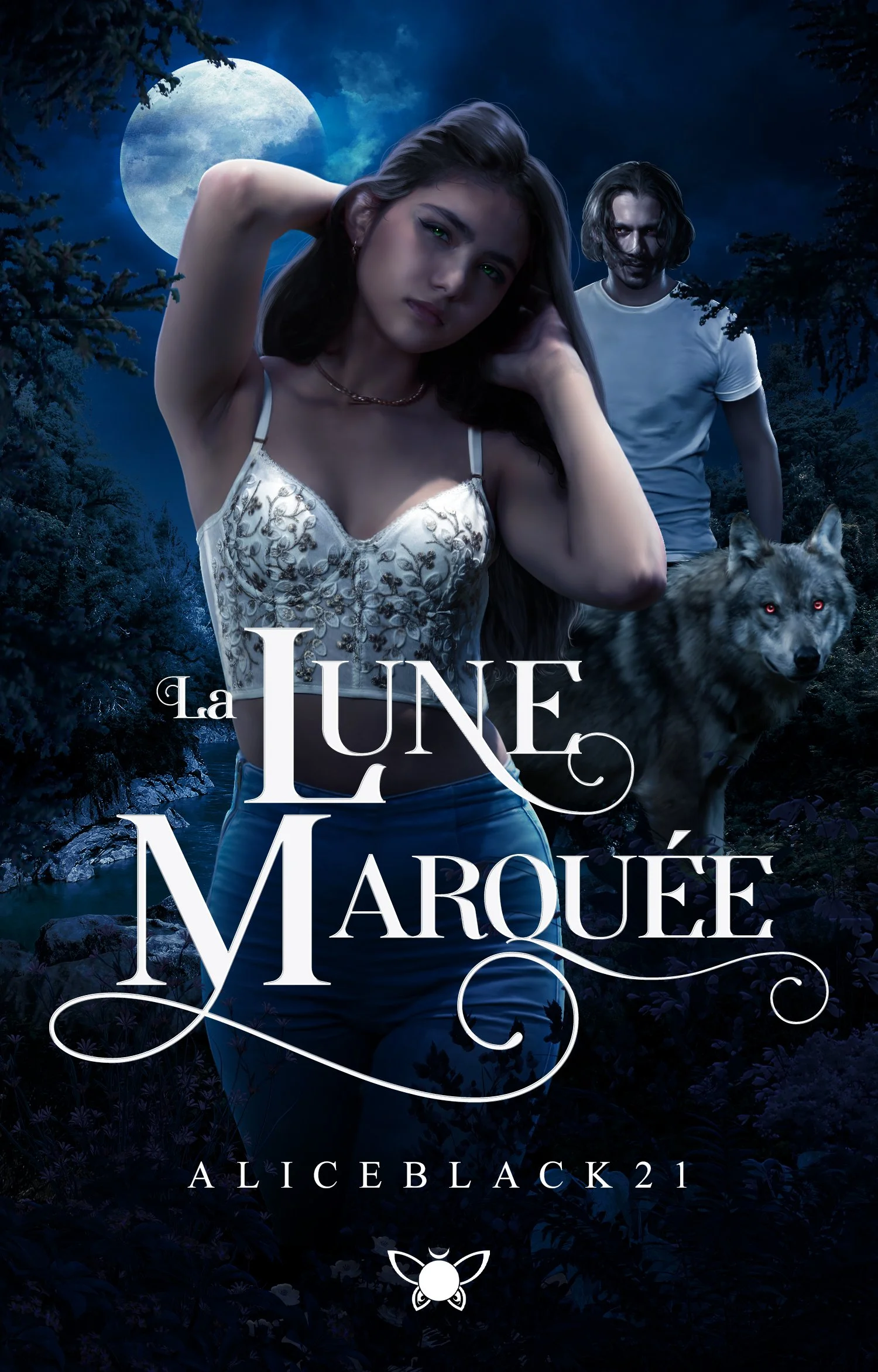 Une jeune femme avec des cheveux bruns, portant un haut blanc avec des motifs floraux, se tient dans une forêt sombre sous une pleine lune. Un homme aux cheveux longs et un loup aux yeux rouges sont visibles en arrière-plan. Le titre de la couverture