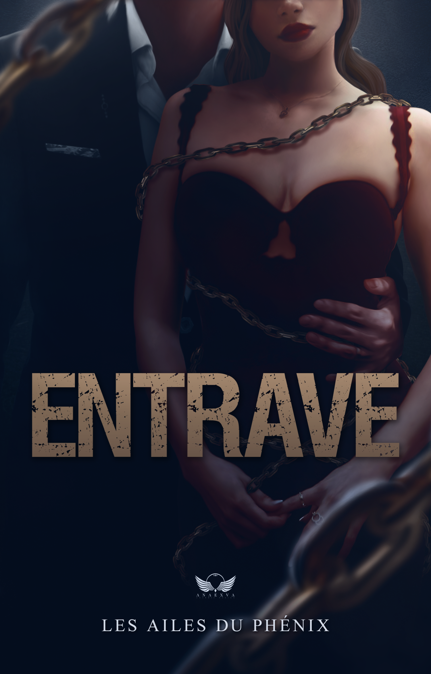 Une femme portant une robe noire avec des chaînes dorées autour des épaules, tenue évoquant une thématique de liberté ou de captivité, accompagnée de texte en français "ENTRAVE" et "LES AILES DU PHÉNIX".