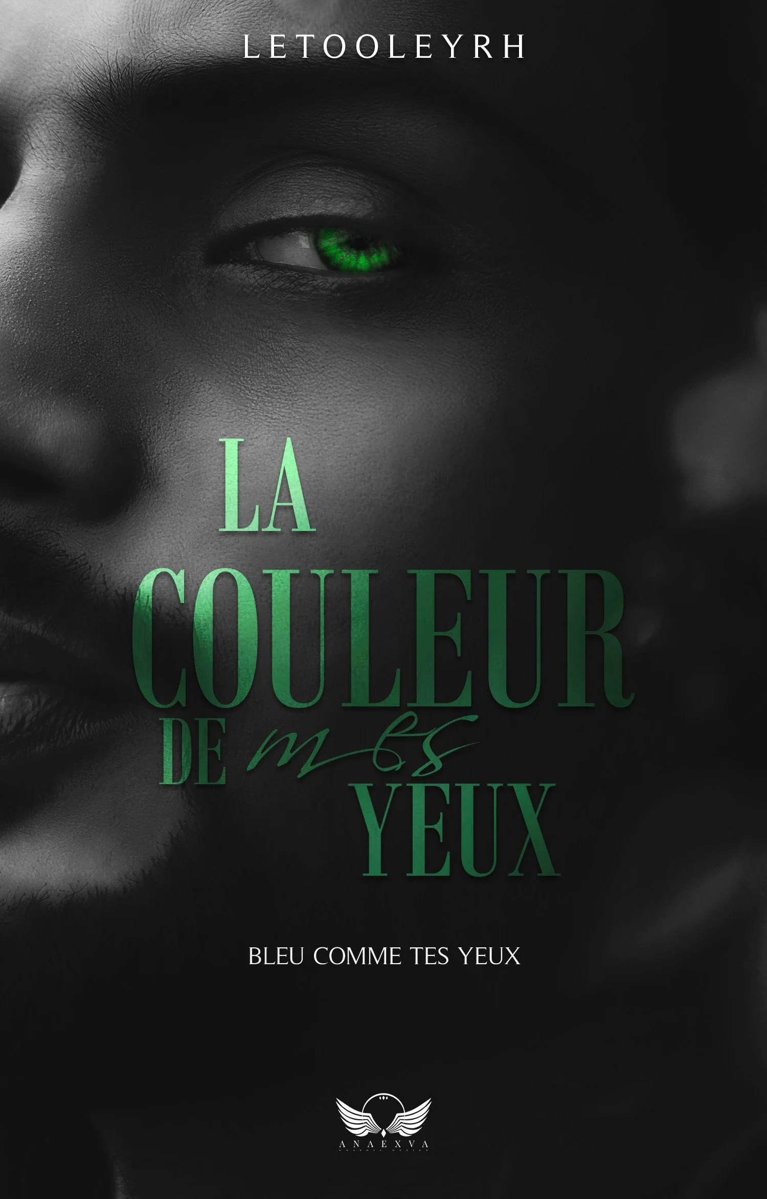 Couverture d'un livre intitulé "La couleur de mes yeux", avec une image en noir et blanc d'une personne, où l'œil droit est en couleur verte. Le texte est en grande police verte et blanche, avec un logo de ailes d'oiseau en bas de la couverture.