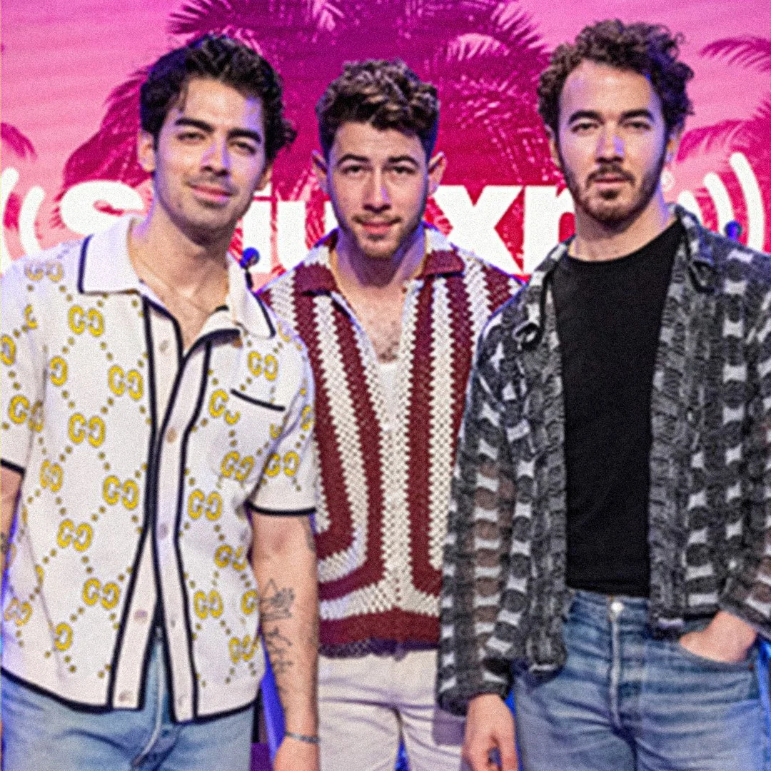 The Jonas Brothers stopped the SiriusXM Miami Studios for a SiriusXM Hits 1 Celebrity Session, during which they posed for pics and performed for a lucky group of fans.