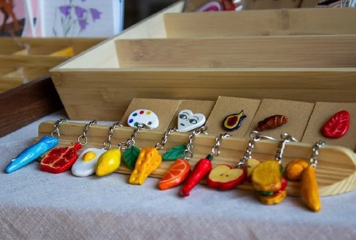 Няколко предстоящи събития :3

🌱 Утре 30.11 - Next Page Bar @time.heroes 

🌈 06.12 - Rainbow hub @glasfoundation 

🌲 13.12 -14.12 -  Vivacom Art Hall @handmadedesignmarket 
.
.
.
.
.
.
#handmade #artist #popupmarket #artbazar #stickers #illustrati