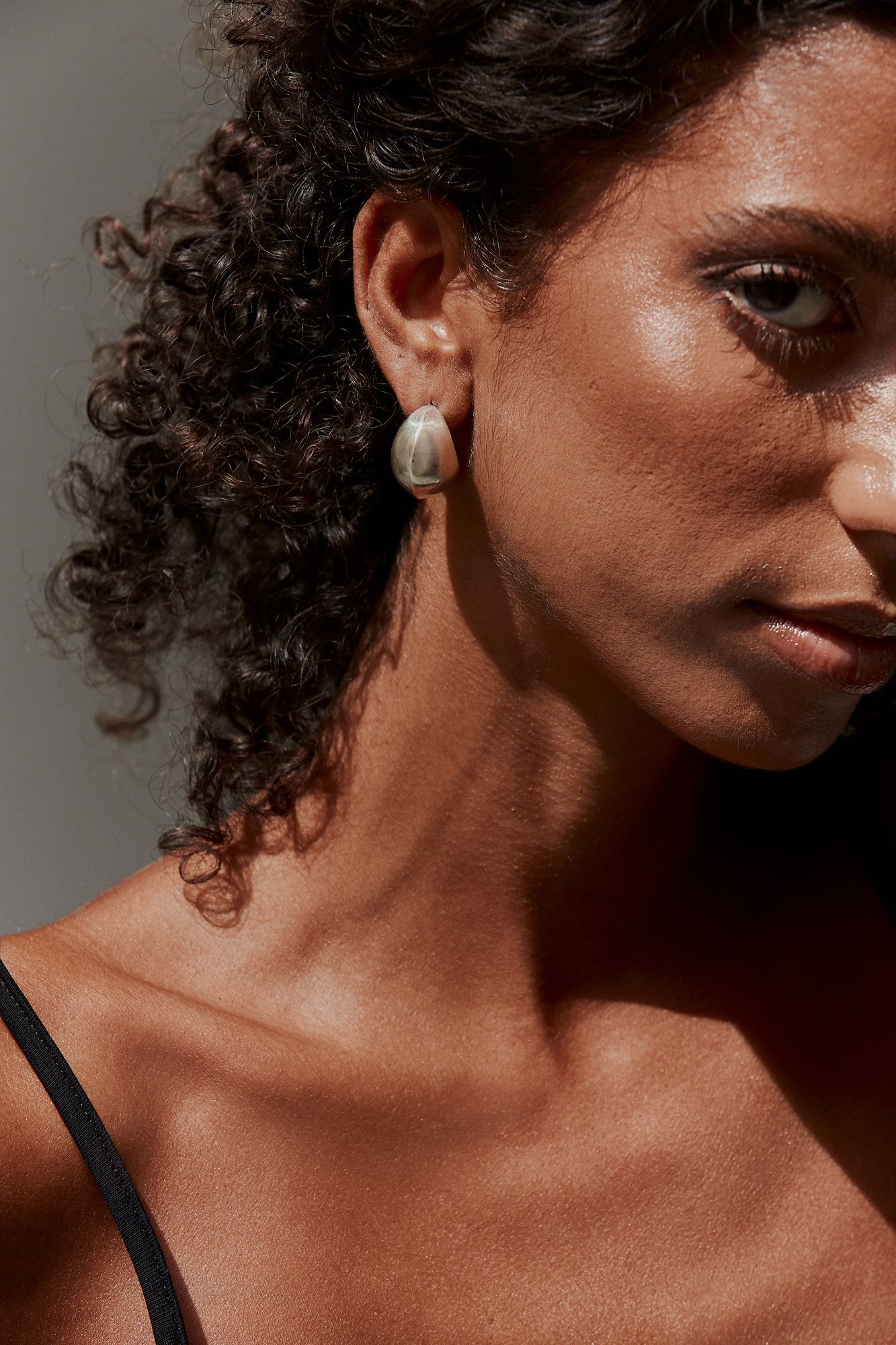 Florence Moorhead Grande Lune earring in silver, front view of the drop earring worn on the ear
