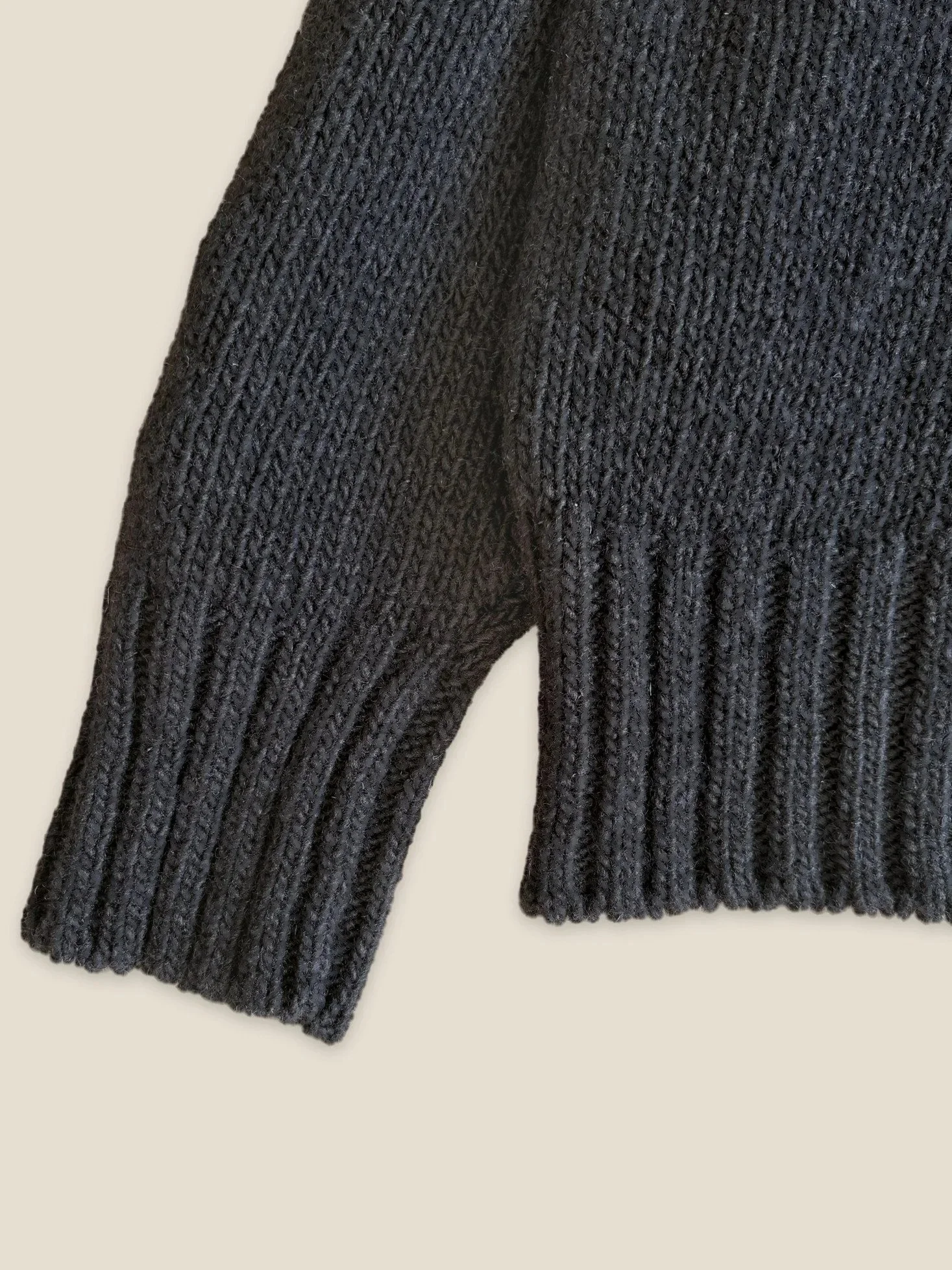 floca-ringo-oversize-black-sleeve-hem.jpg