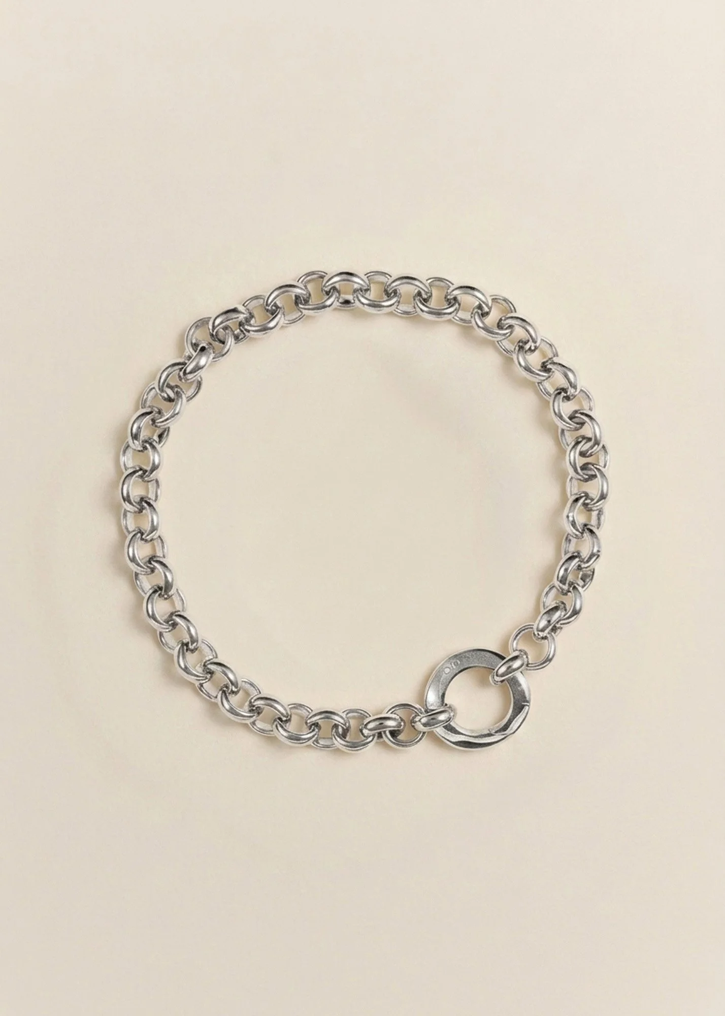 Florence Moorhead Tori Collier necklace in silver, close-up of the chunky chain-link necklace worn photographed flat