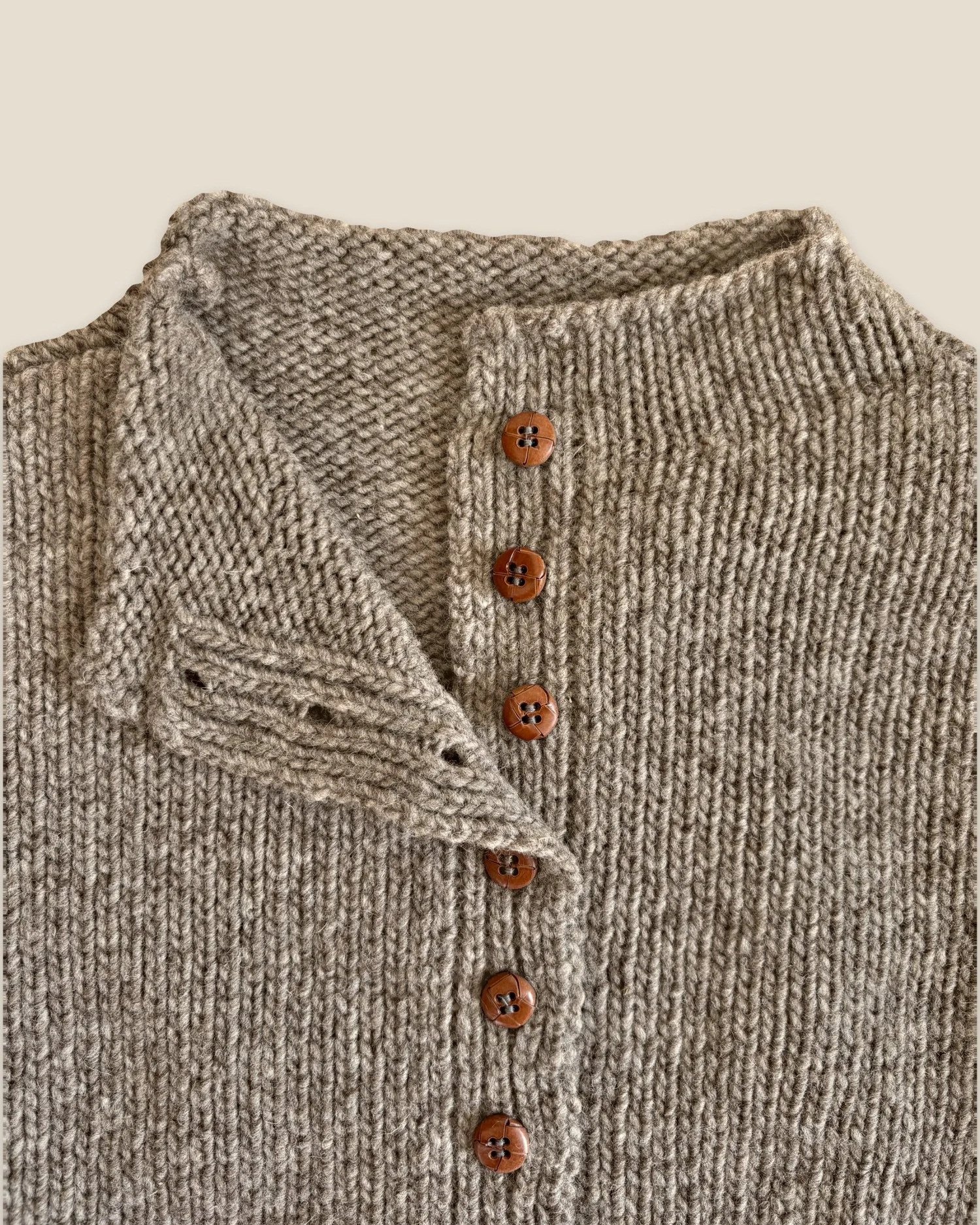 floca-pomba-cardigan-stone-grey-leather-buttons-neck.jpg