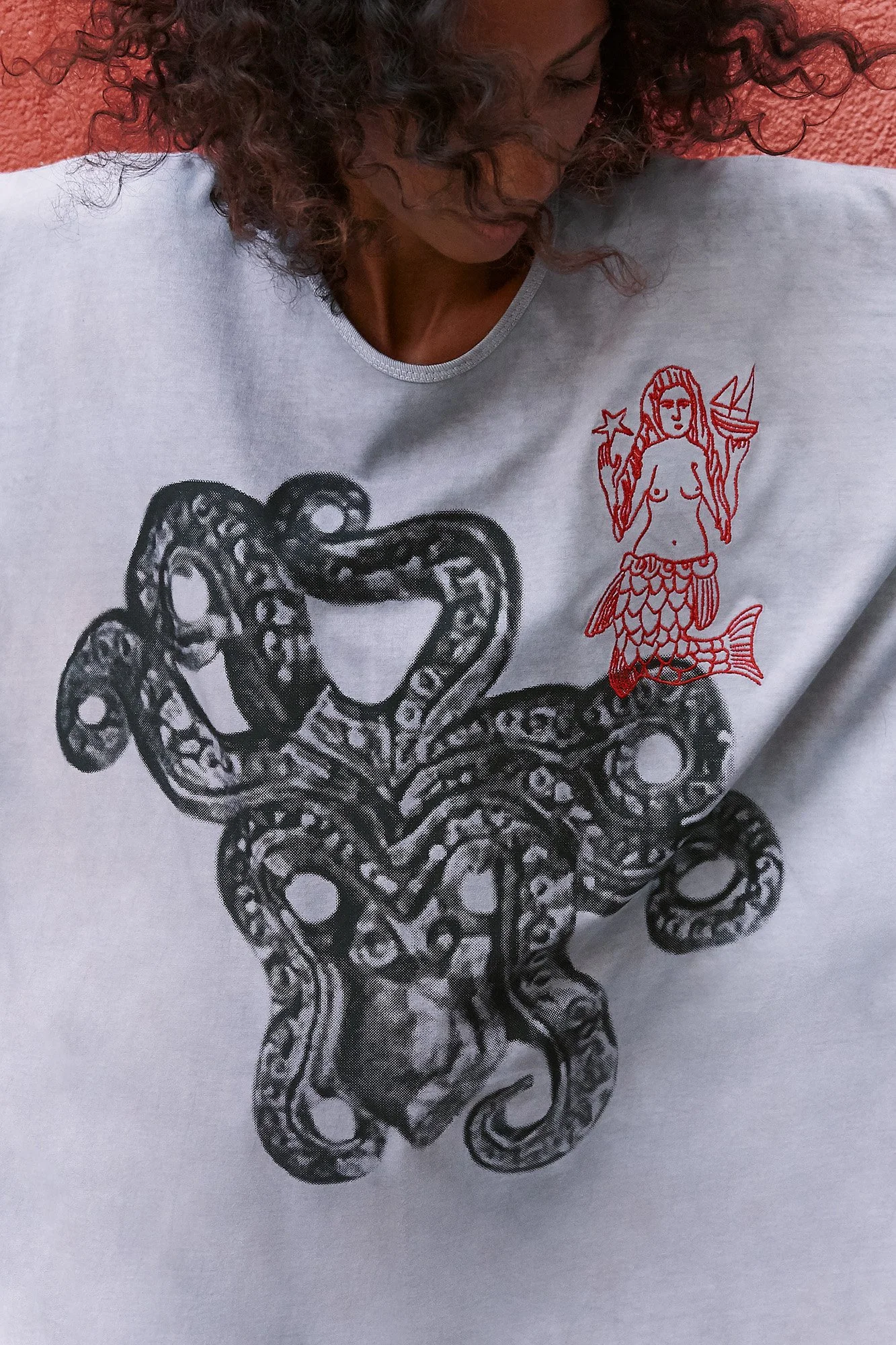 Intellectual Leisure Big Greek T-dress in grey, close-up of the black octopus print at the chest with red embroidered mermaid