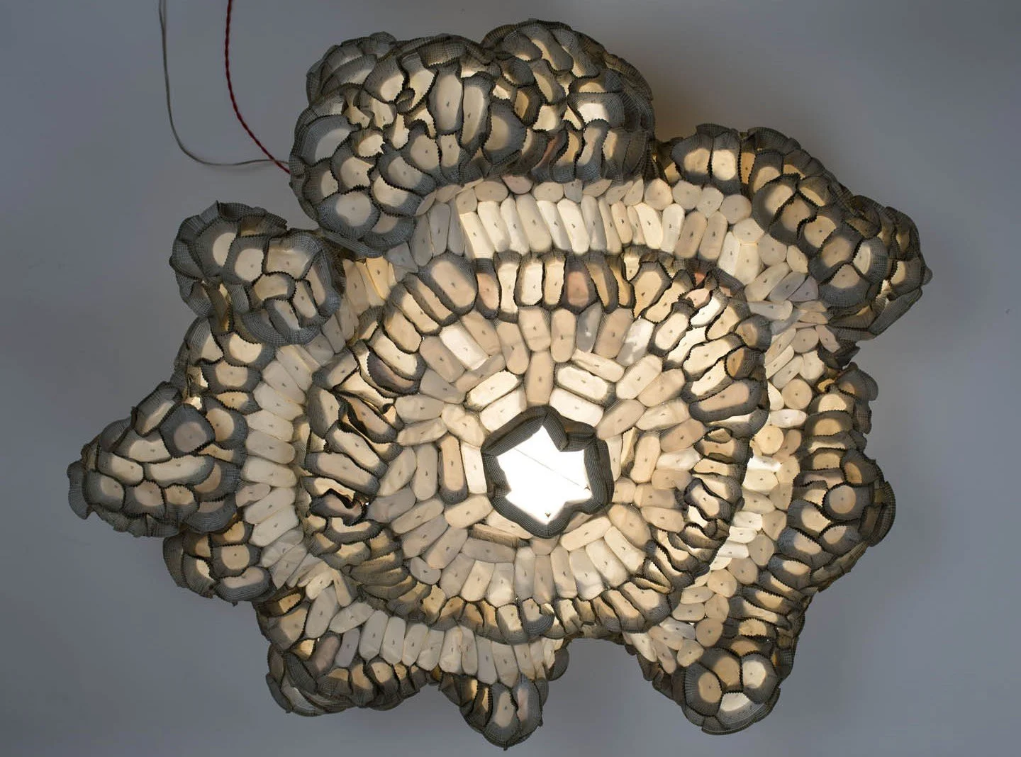 19 Marie Antoinette Doramoreno Mega, 2012, oiled paper cups-iron, h. cm 60, d. cm 130 Orsina Sforza Luci .jpg