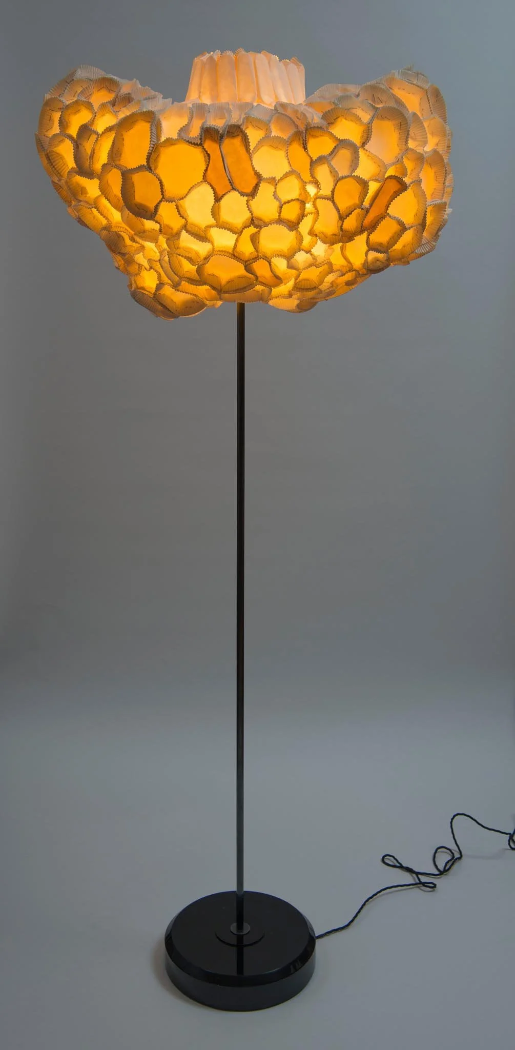19 Classic Marie Antoinette, 2018, oiled paper cups- iron and plexiglass, h. cm 166, d. cm 70 cm Orsina Sforza Luci .jpg