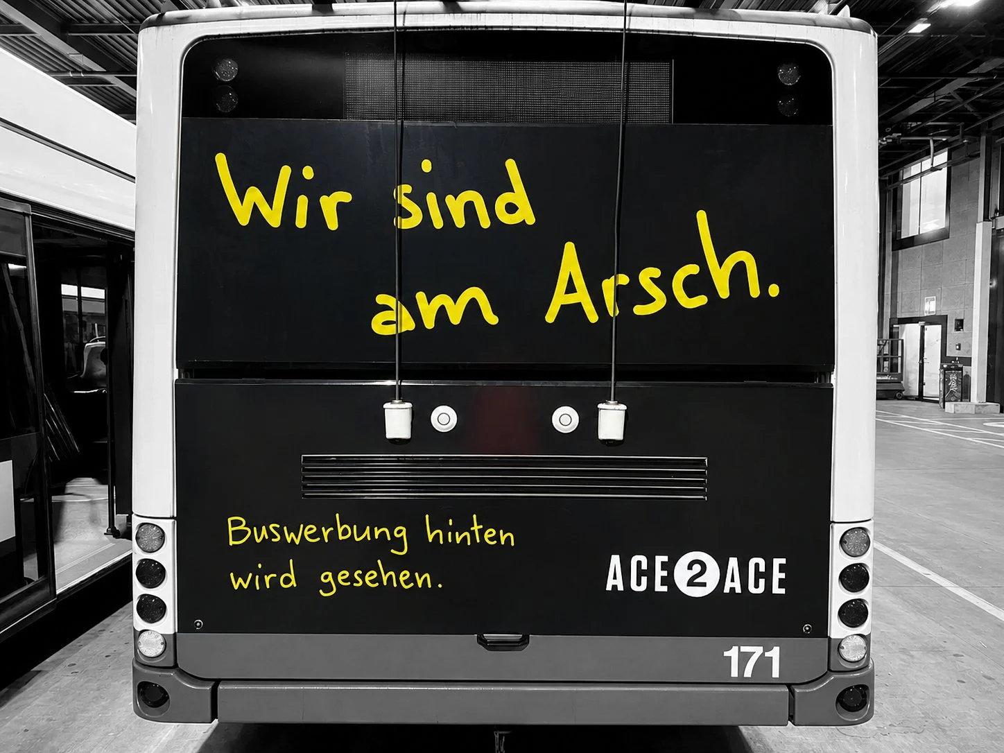 bus_SW_Plakatfarbe.jpg