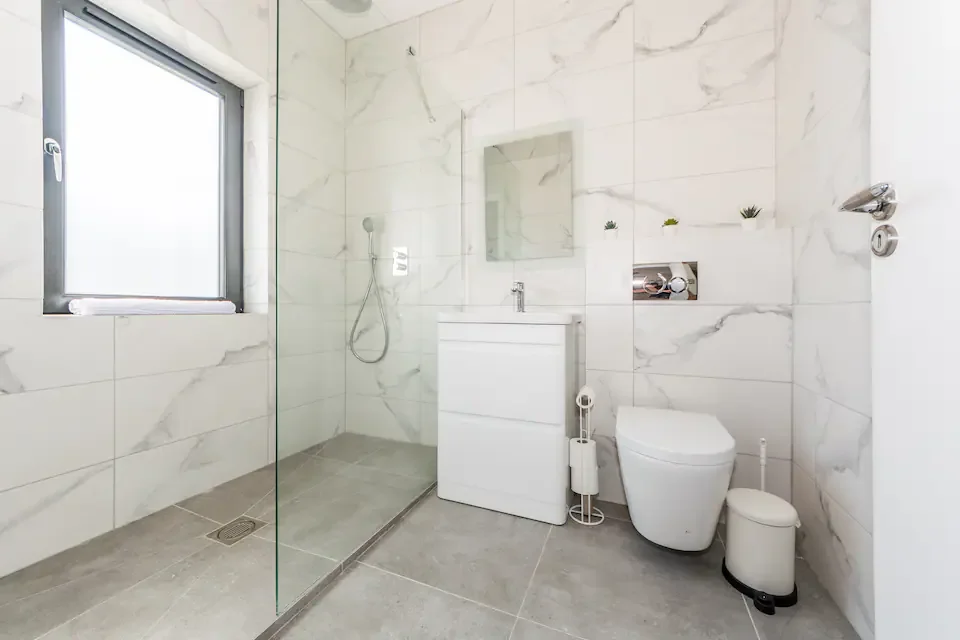 Full bathroom 2.webp