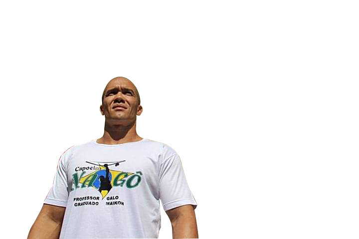 Ein brasilianischer Capoeirista in einem weißes T-Shirt mit dem Logo und Text "Capoeira Nago".