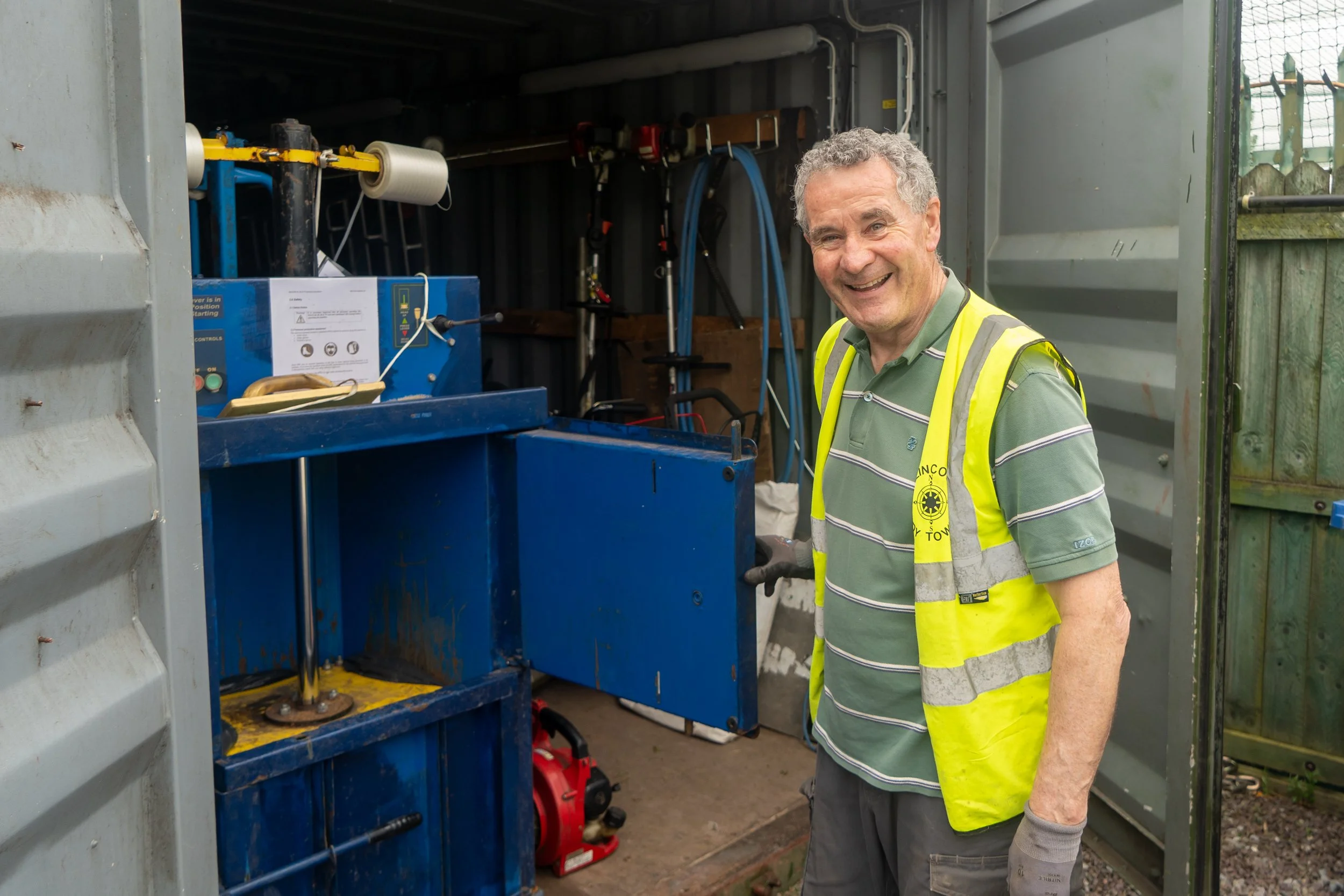 Baling machine for recycling with BTT volunteer
