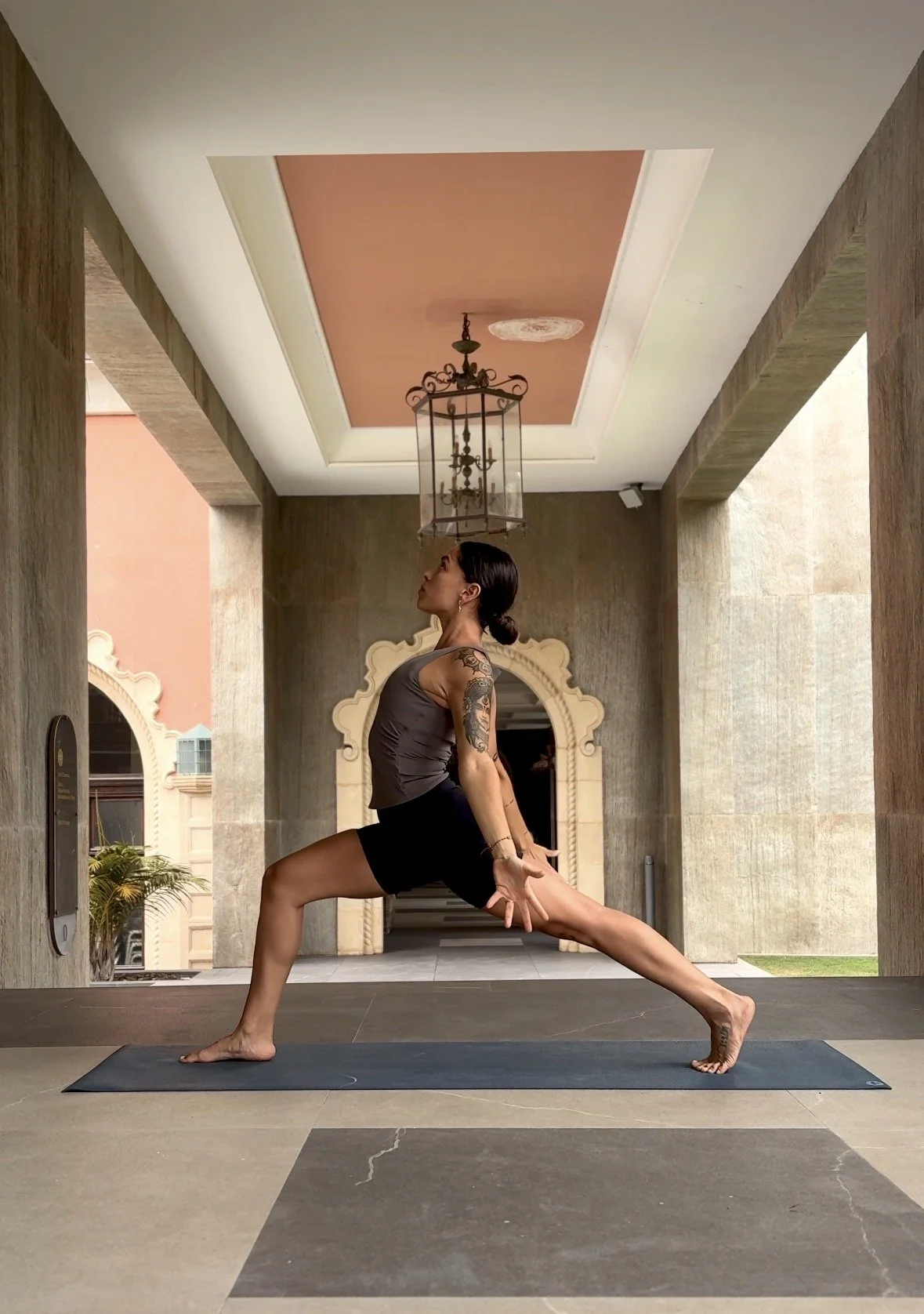 Paatt practicando yoga al aire libre en Gran Canaria