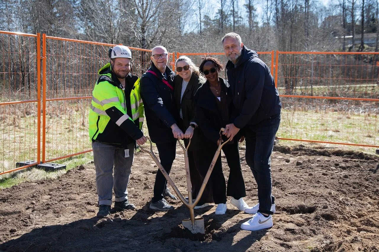 Idag tog vi det f&ouml;rsta spadtaget f&ouml;r v&aring;rt nya ungdomsboende i Dalsj&ouml;fors utanf&ouml;r Bor&aring;s &ndash; ett viktigt och efterl&auml;ngtat steg. 

Planen &auml;r att huset st&aring;r f&auml;rdigt i april 2027, d&aring; vi flytta
