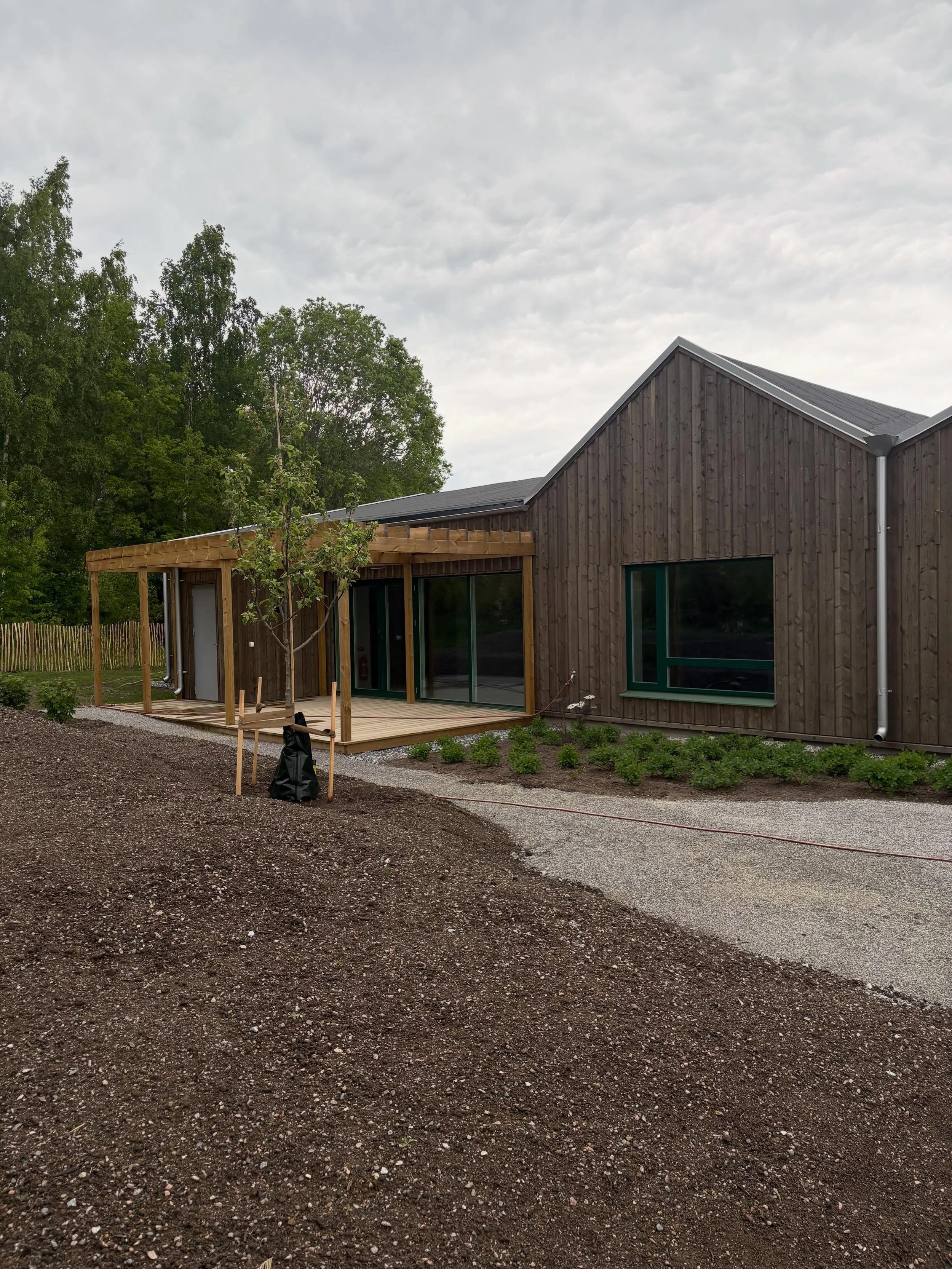 🌿 En tr&auml;dg&aring;rd som g&ouml;r skillnad &ndash; nu p&aring; Kartografens boende i V&auml;ster&aring;s 🌿

P&aring; Kartografen barn- och ungdomsboende i V&auml;ster&aring;s har vi nu f&auml;rdigst&auml;llt en ny tr&auml;dg&aring;rd, utformad 