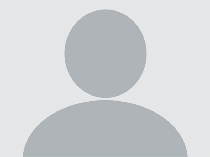 En opak personprofilbild med en grå bakgrund.