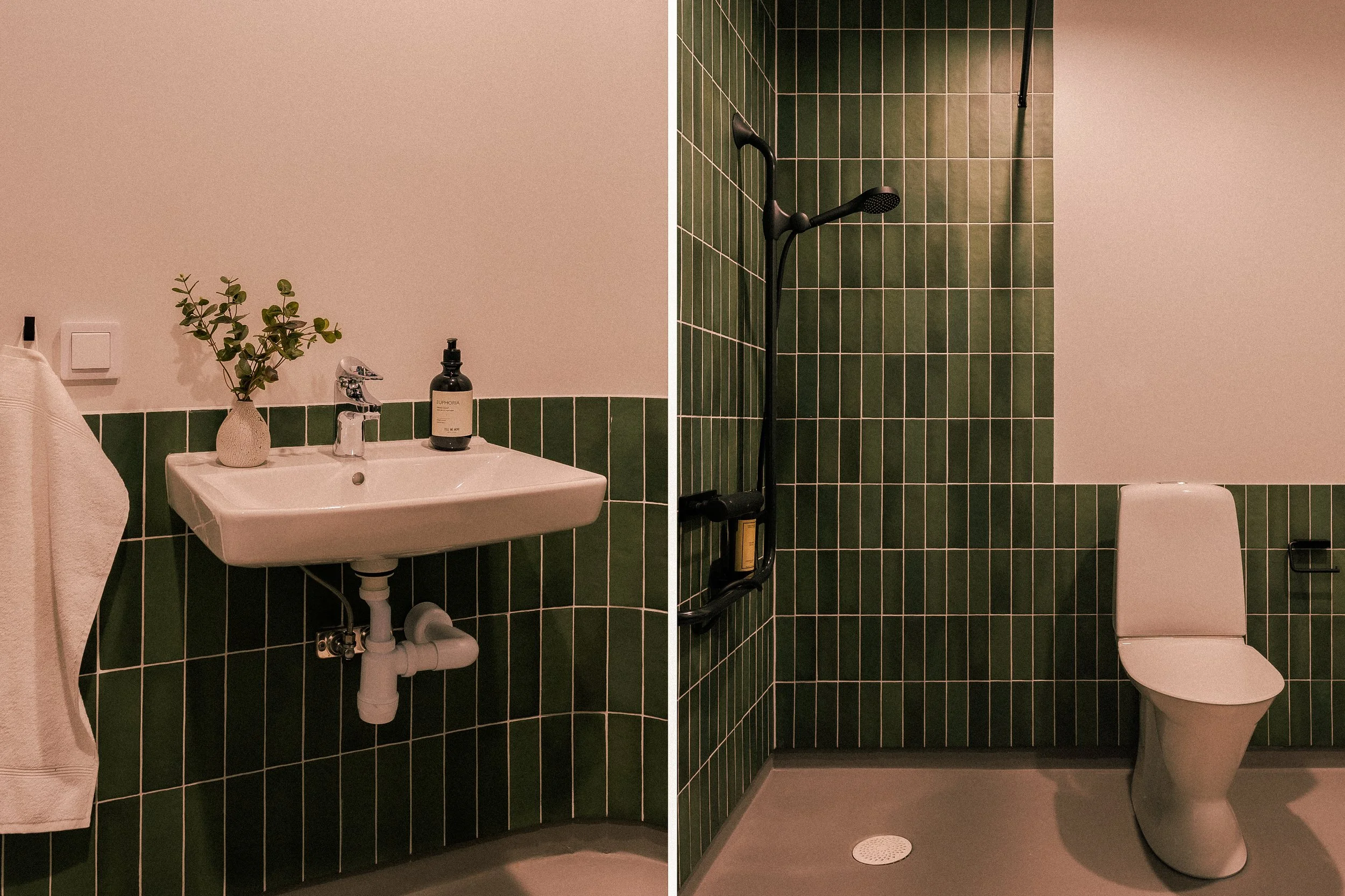Bild delad i två delar. Den vänstra delen visar ett handfat med en grön växt i en vit kruka, en brunnslock och en tvål på handfatet, samt en vit handduk hängande på en krok. Den högra delen visar en toalett och en dusch med gröna kaklade väggar, ett duschhuvud och en svart duscharmatur.