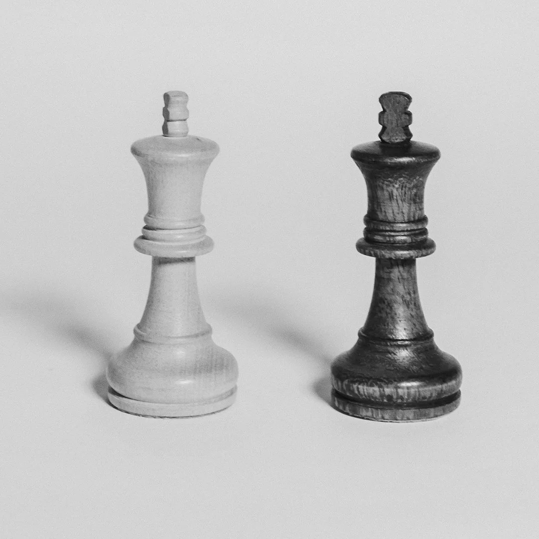 two chesspieces, one black, one white, to represent strategic partnerships