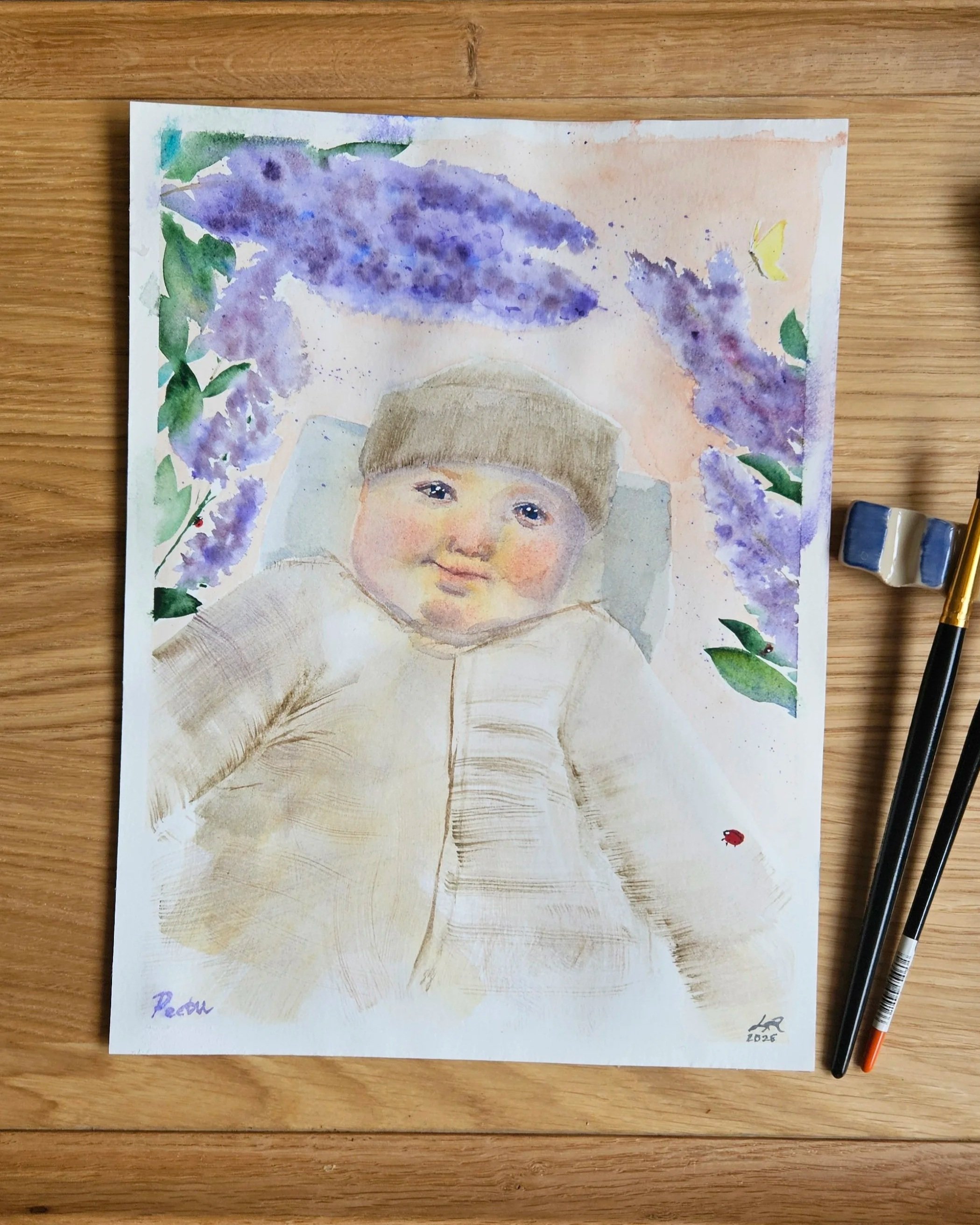 Vesivärimaalaus lapsen kasvoista, istuu paksussa takissa ja pipo päässä, taustalla lilat kukat ja vihreät lehdet.
