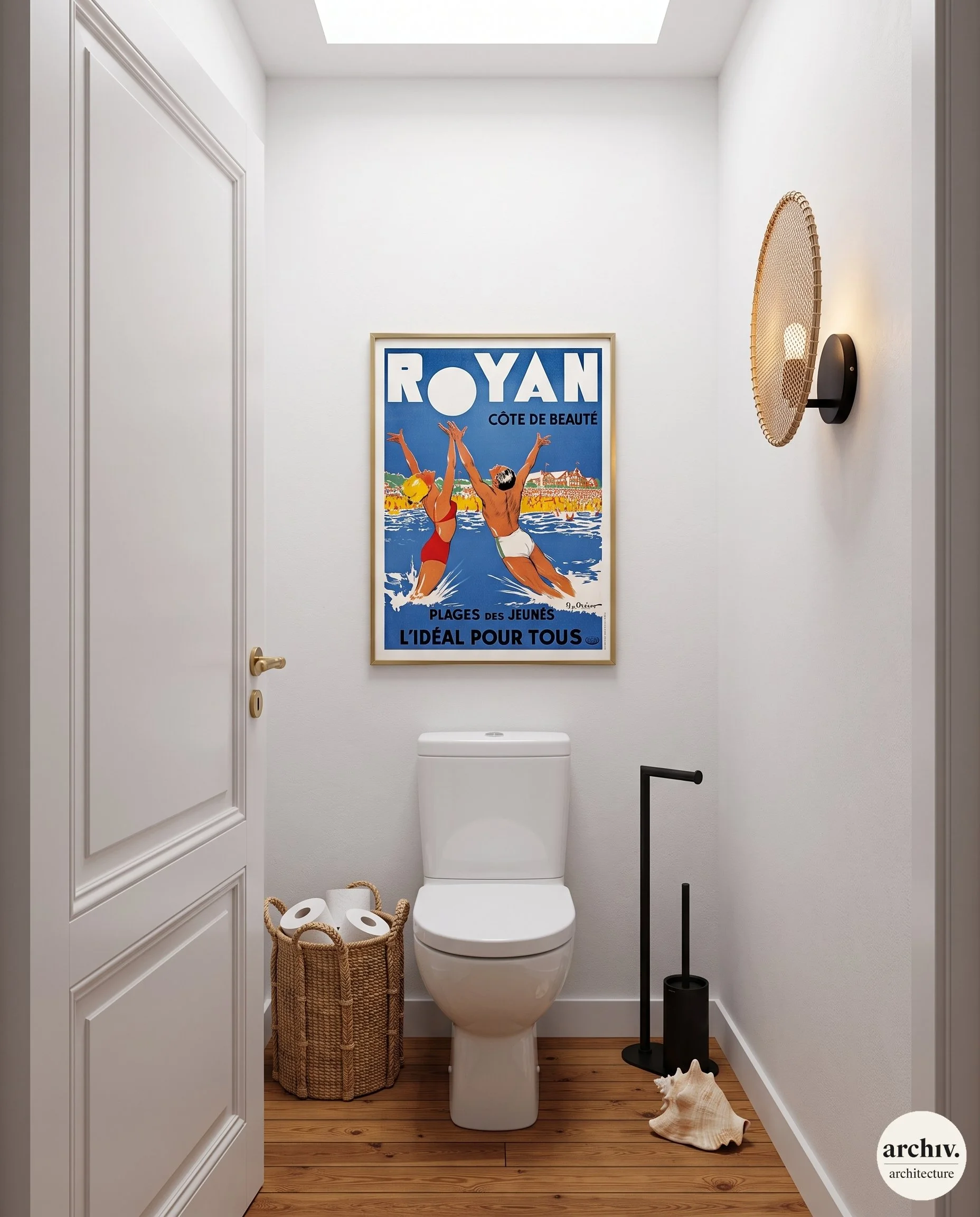 WC moderne blanc avec un panier en osier contenant des rouleaux de papier toilette, une applique murale en osier, un balai brosse noir, un sol en bois, et un poster rétro représentant des vacances à la plage.