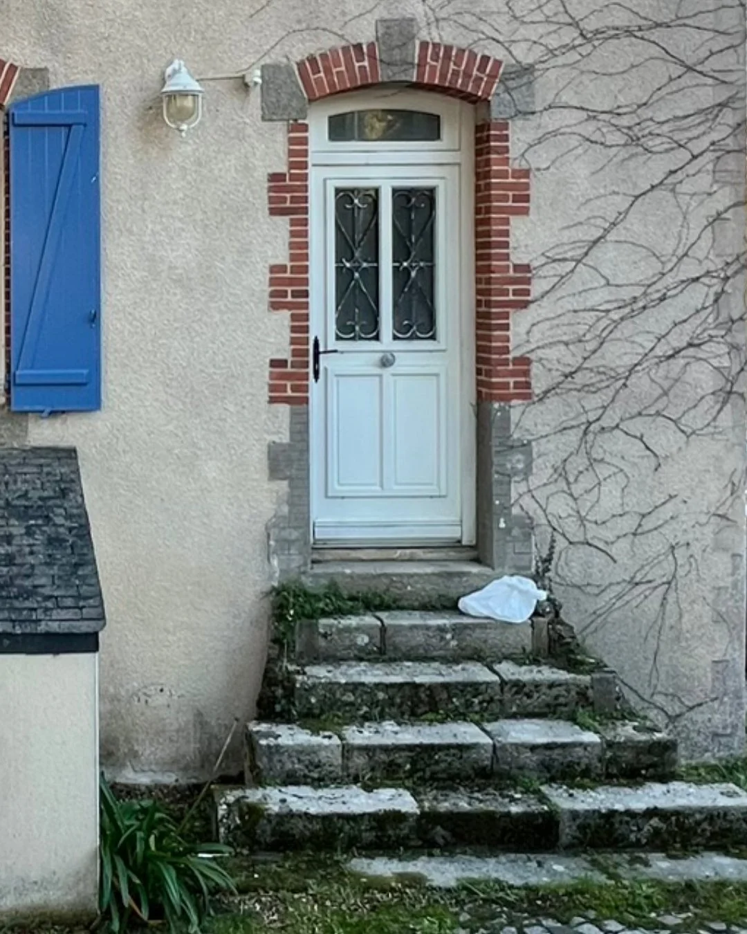 Un escalier en granit usé avec des marches irrégulières pour le réemploi.