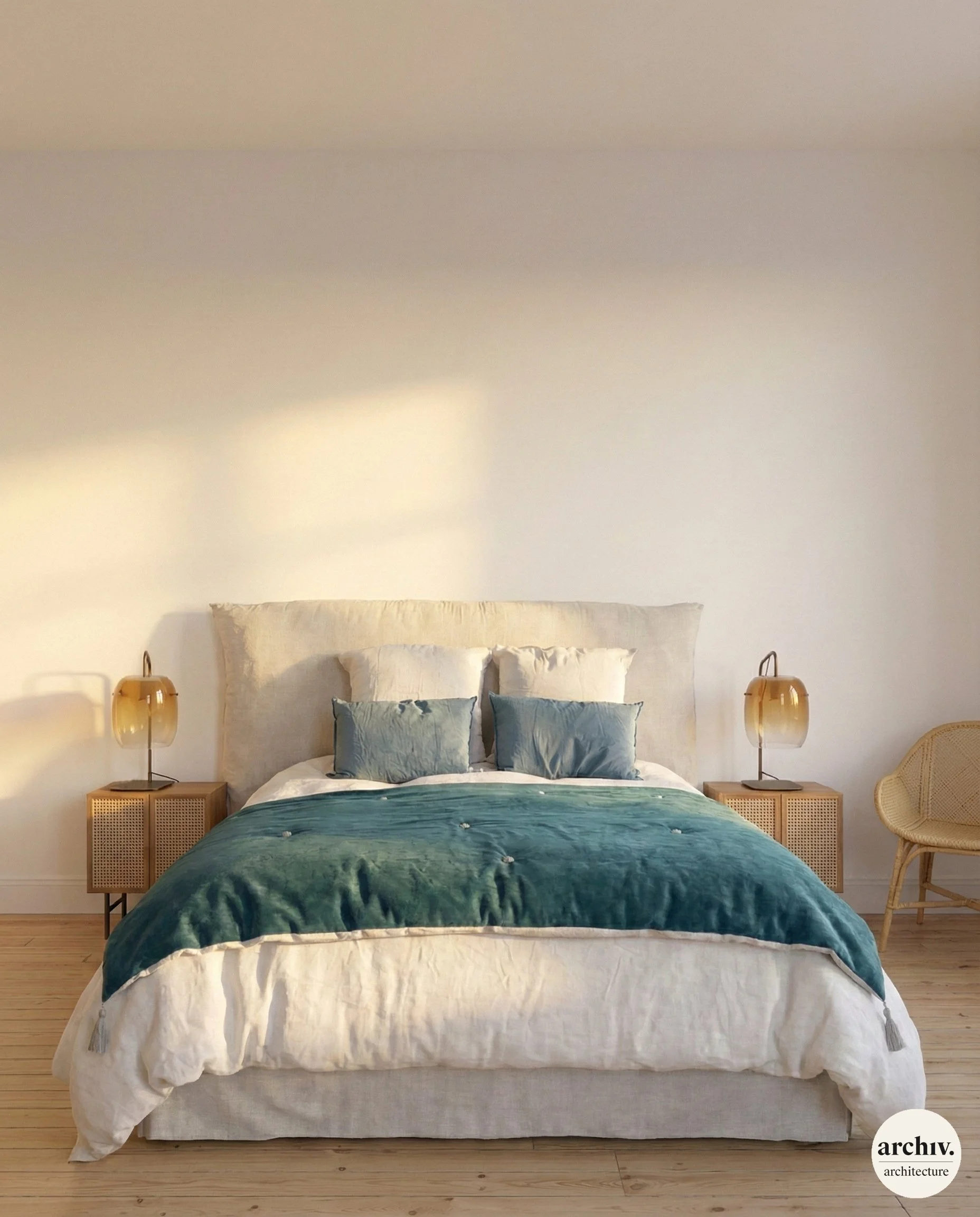 Chambre à coucher élégante avec lit king size, drapé en parure en lin beige, coussins et courtepointe bleus. Deux tables de nuit en bois clair avec lampes. Mur blanc, sol en bois clair, chaise en rotin.