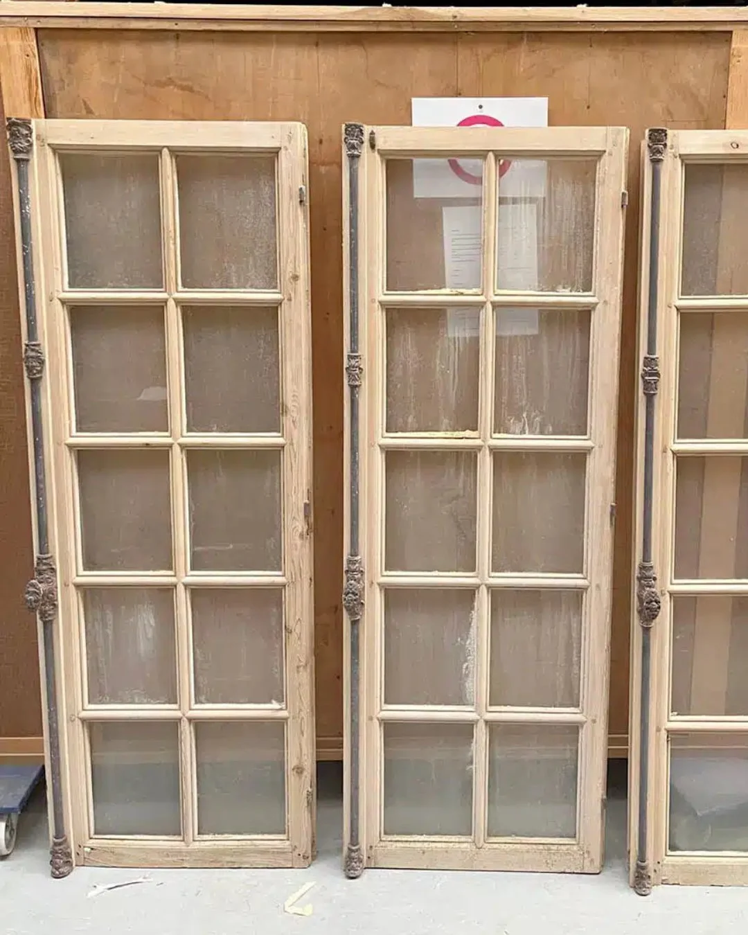 Trois anciennes fenêtres en bois pour réemploi.