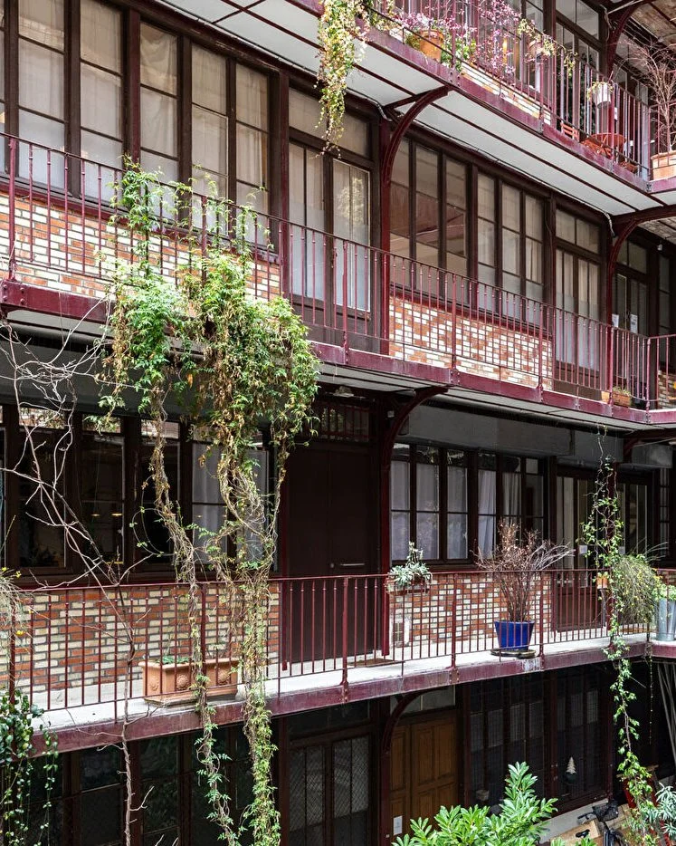 Immeuble parisien, ancien atelier, avec coursives et des plantes grimpantes.