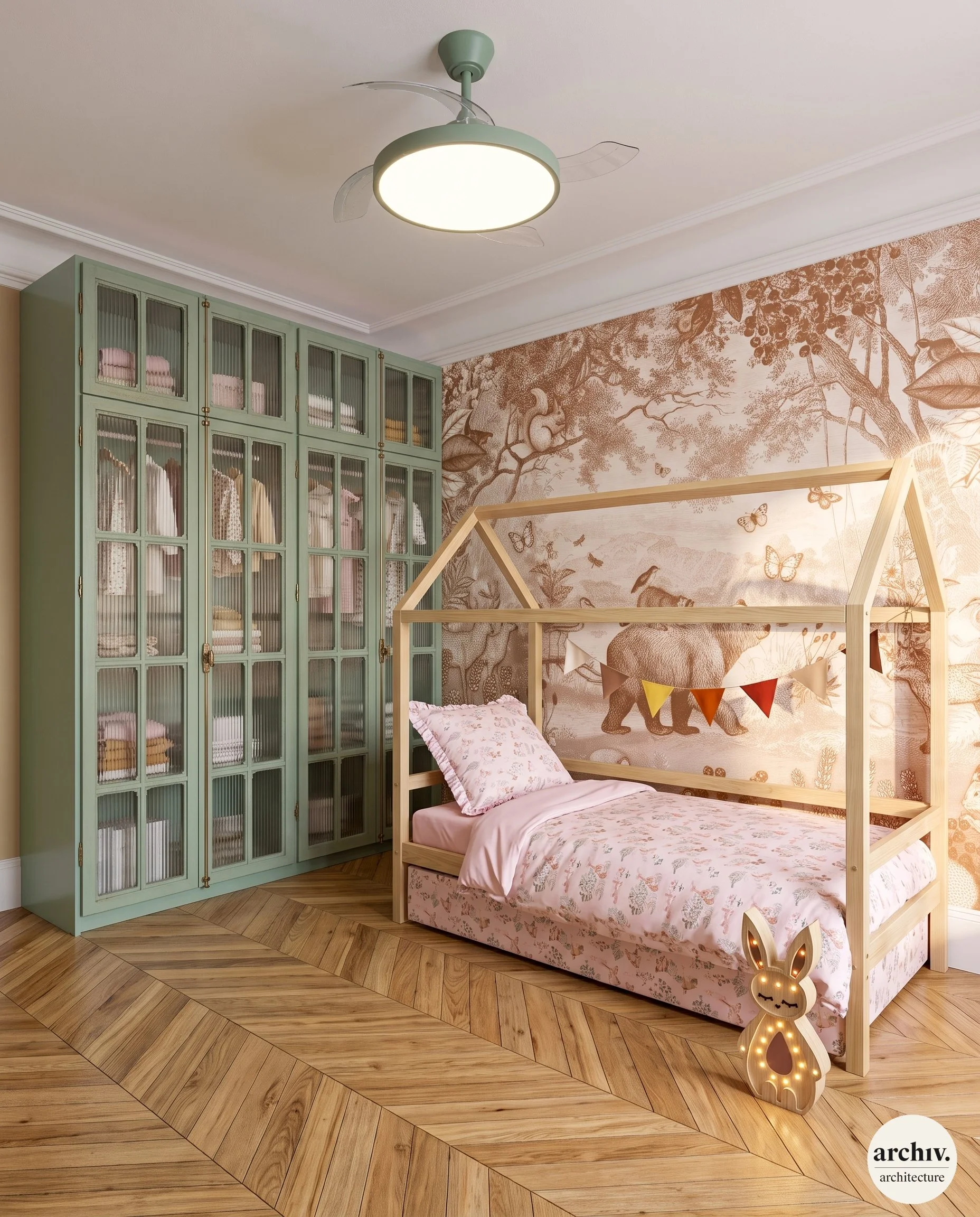 Chambre pour enfant avec lit en bois, décoration murale avec dessins de nature et d'animaux, armoire vert sauge, un ventilateur de plafond vert sauge, et veilleuse lumineuse en forme de lapin
