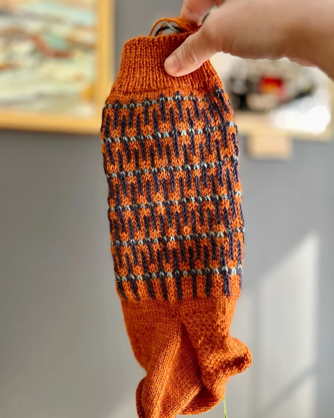 🇰🇷👇This pair is supposed to be done by now, but something unexpected happened, and I had to rip out almost the entire sock. I forgot to increase the number of stitches for the colorwork section! My husband has slender legs and feet with a very hig