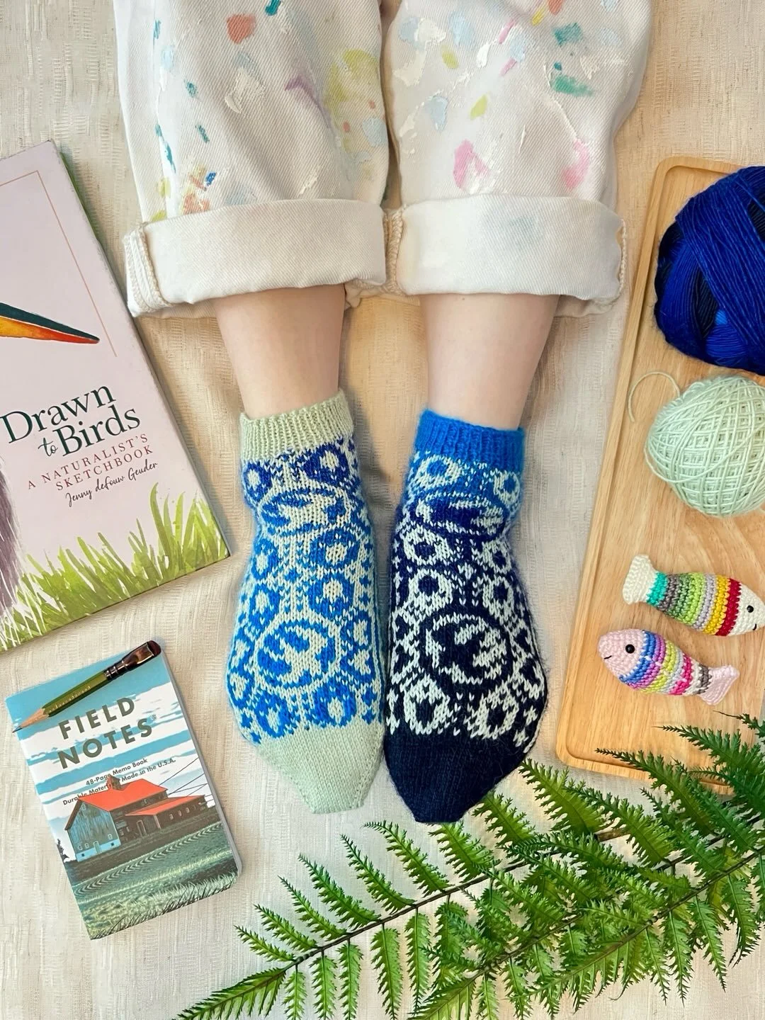 Even after knitting countless socks, a new pair of socks still gives me so much excitement! 

Swallow and Lily Socks by @haruno_sheep are finished! This stranded colorwork sock pattern features intricate motifs, but knitting goes fairly swiftly since