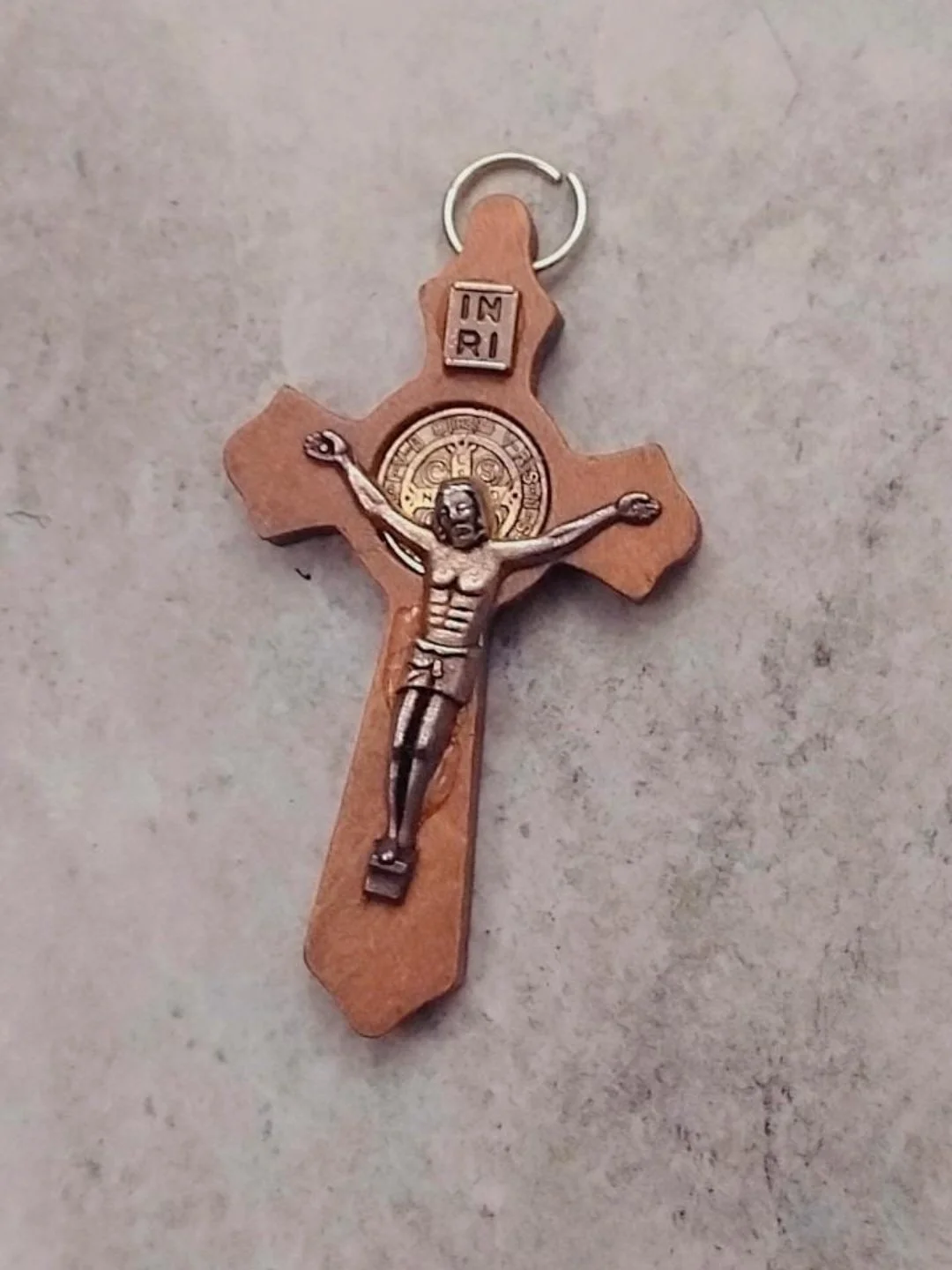 La croix de saint Benoit (bois)