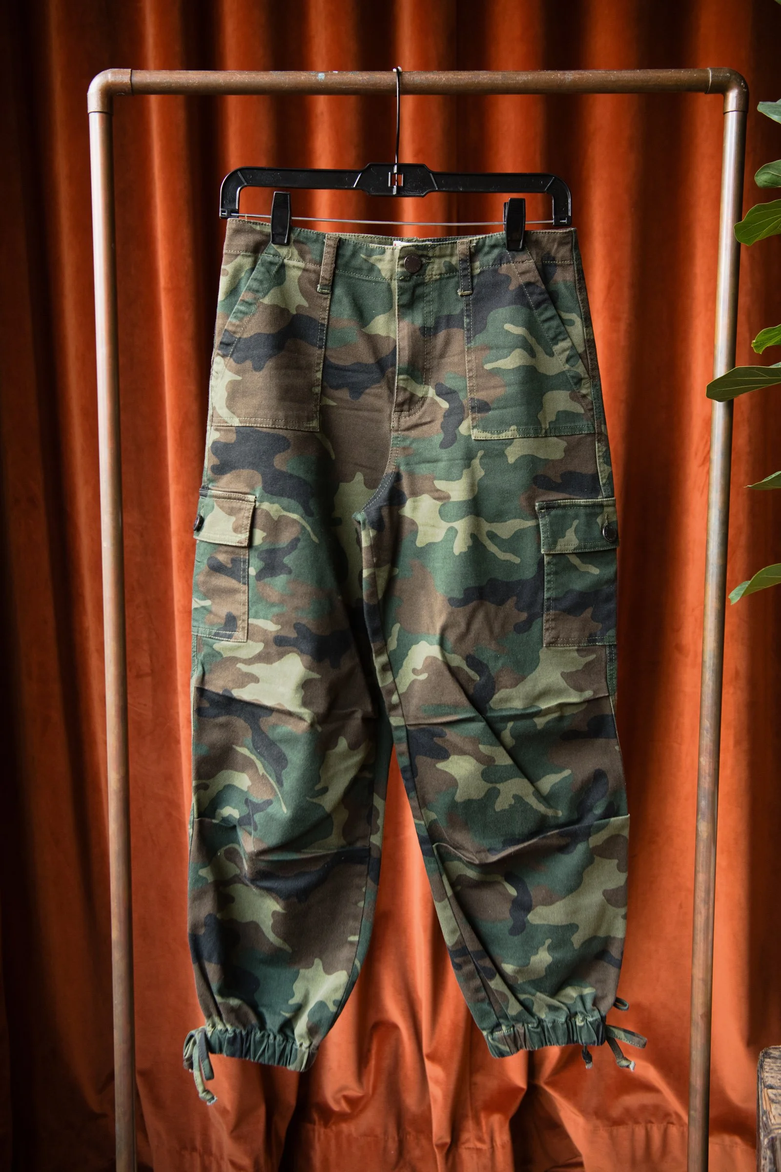Alice & Olivia Camo Print Cargo Pants | Size 26