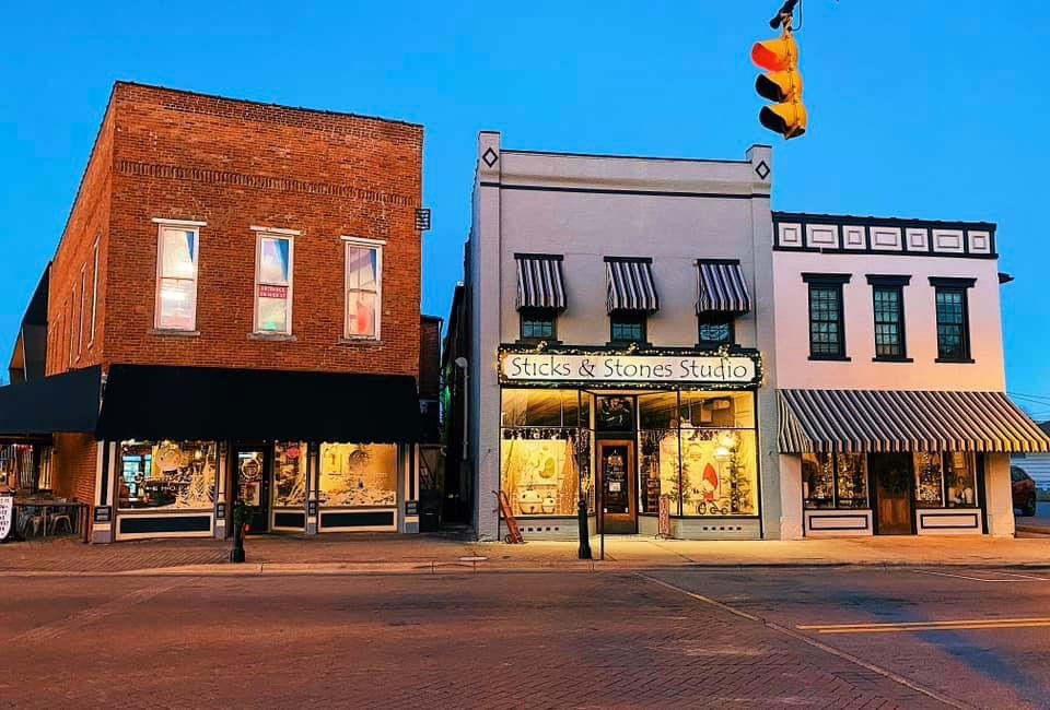 Canal Winchester&rsquo;s historic downtown offers local shops, cozy dining, and small-town charm just a short drive from home. 

#EccoParkLiving #DowntownCanalWinchester