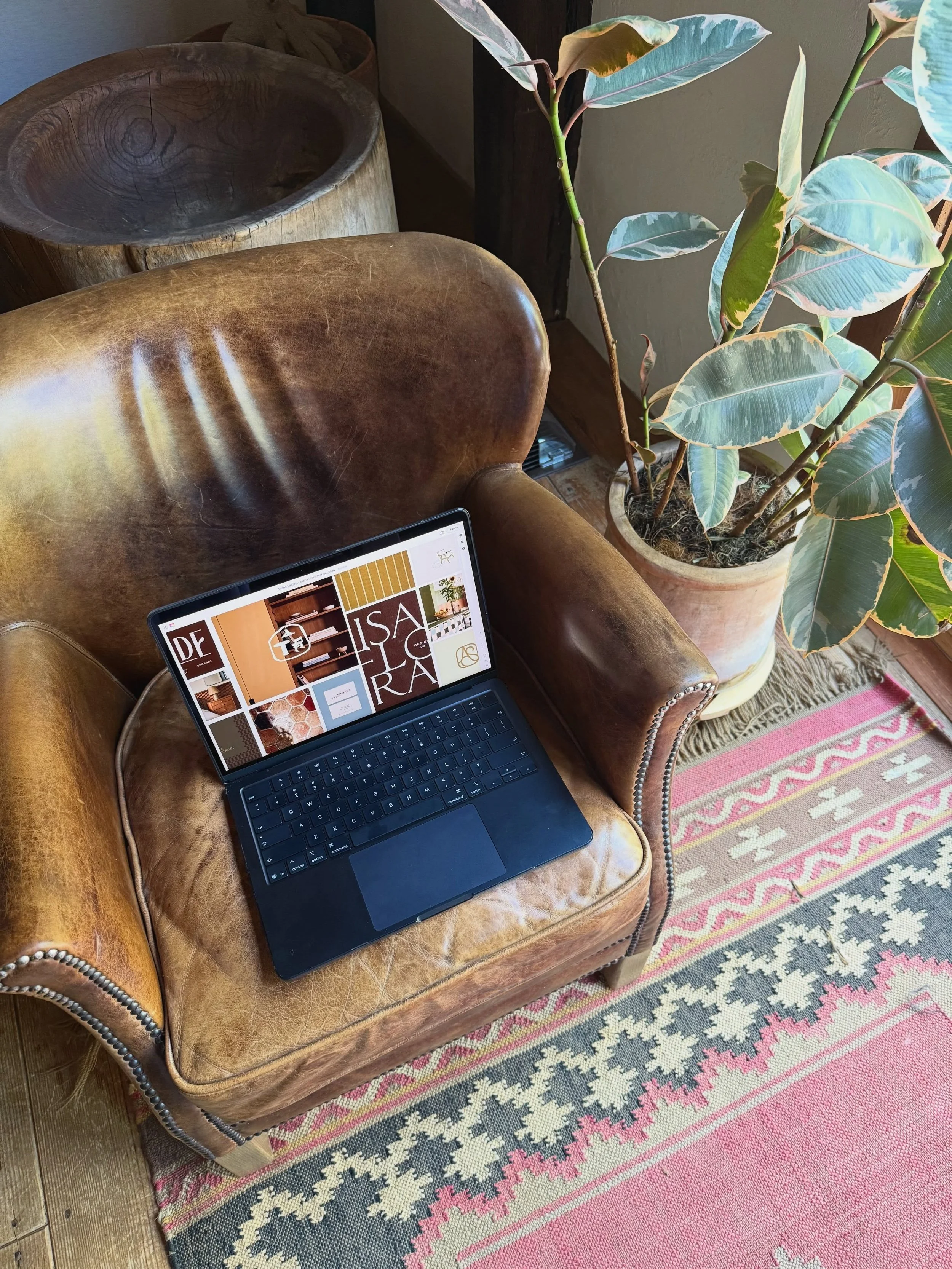 Fridays spent delivering the most stunning brand strategies to client who just 〰️get it〰️

Oh how I love this work. TGIF! 

#brandidentity #brandstrategy #designstudio