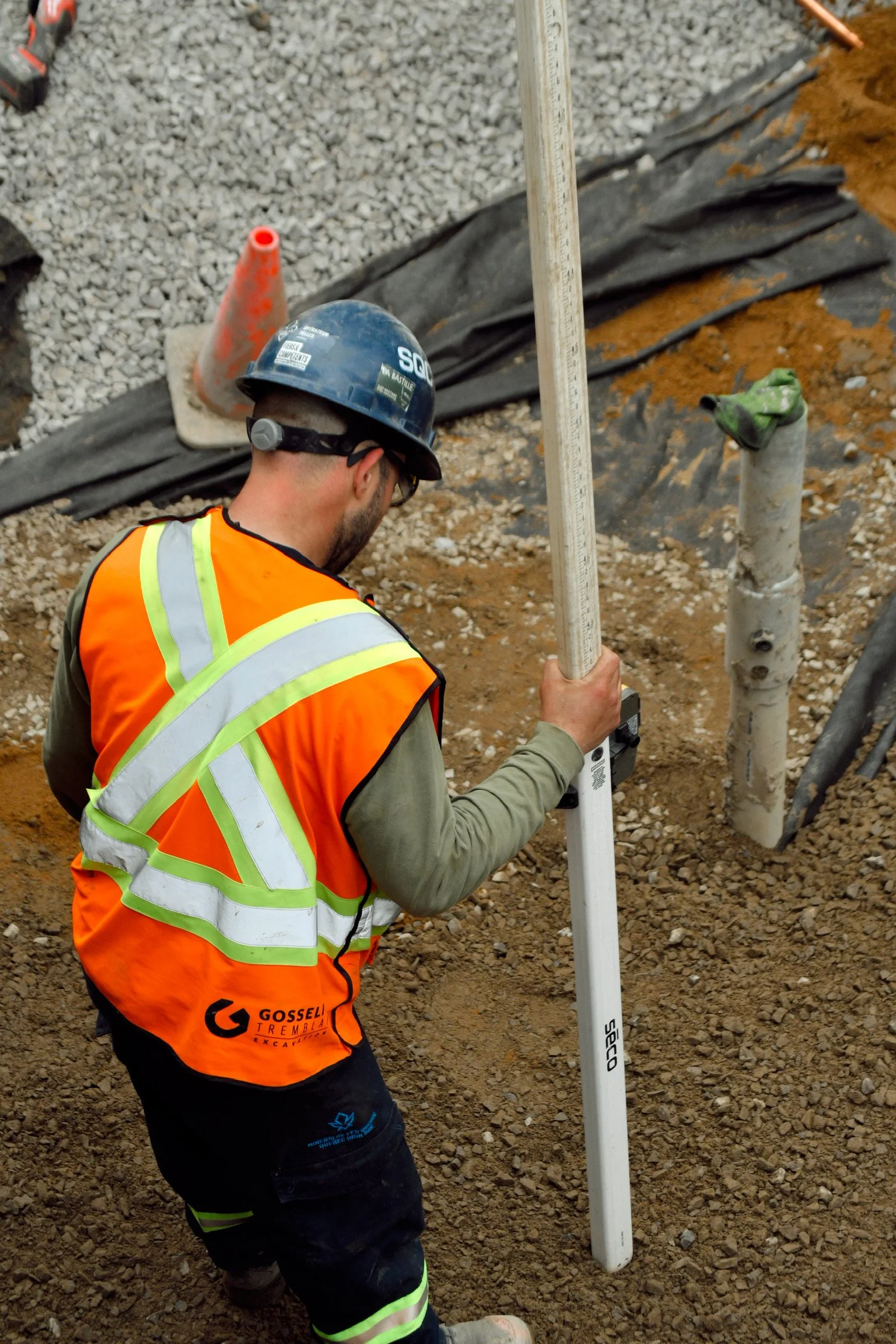 Un manœuvre qualifié en pleine action sur un chantier d'excavation commerciale à Québec.