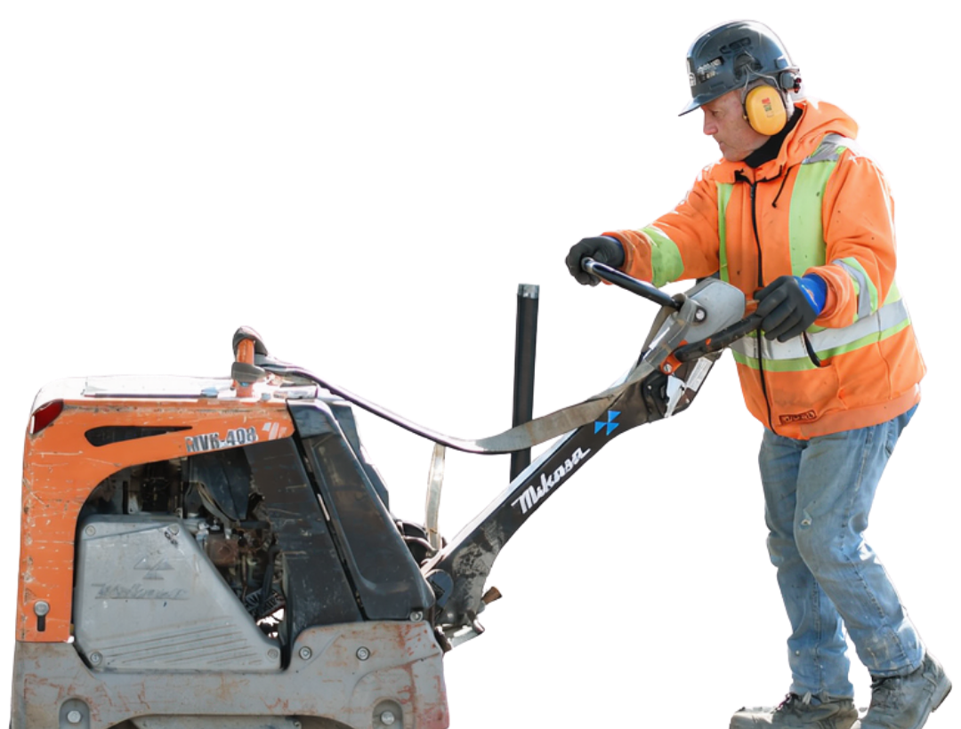 Employé de Gosselin Tremblay Excavation qui travaille sur un chantier avec une machine.