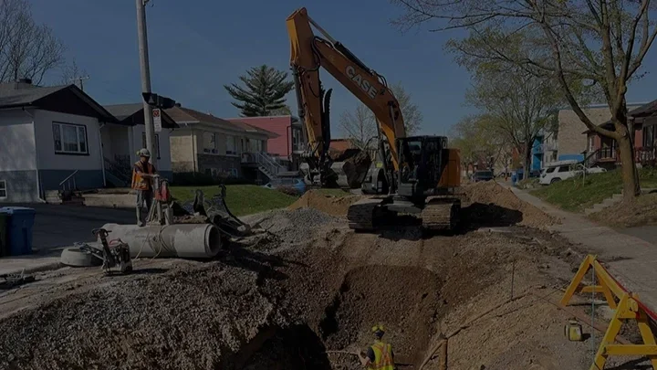 Travaux d'infrastructure, pose et raccordement de conduites d'aqueduc et d'égout par Gosselin Tremblay Excavation à Québec.