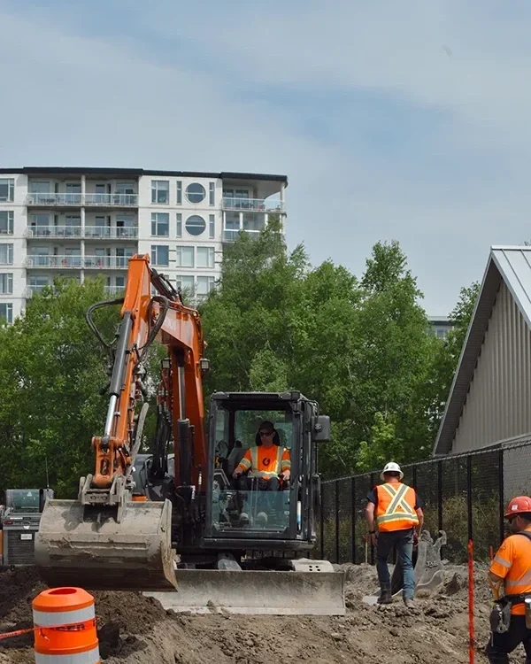 Excavation pour un important projet de construction commerciale et industrielle à Québec.